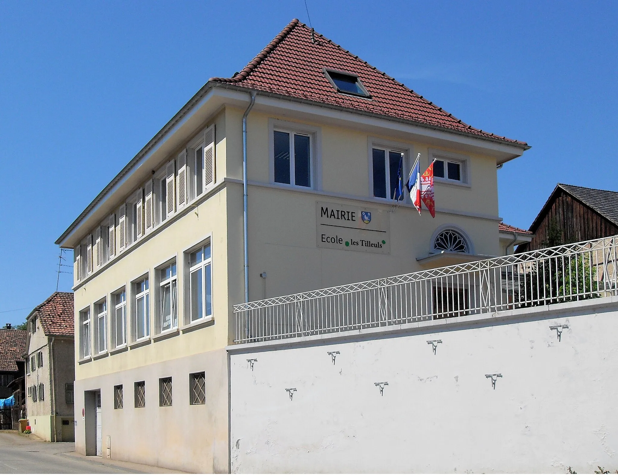 Photo showing: La mairie-école de Buschwiller