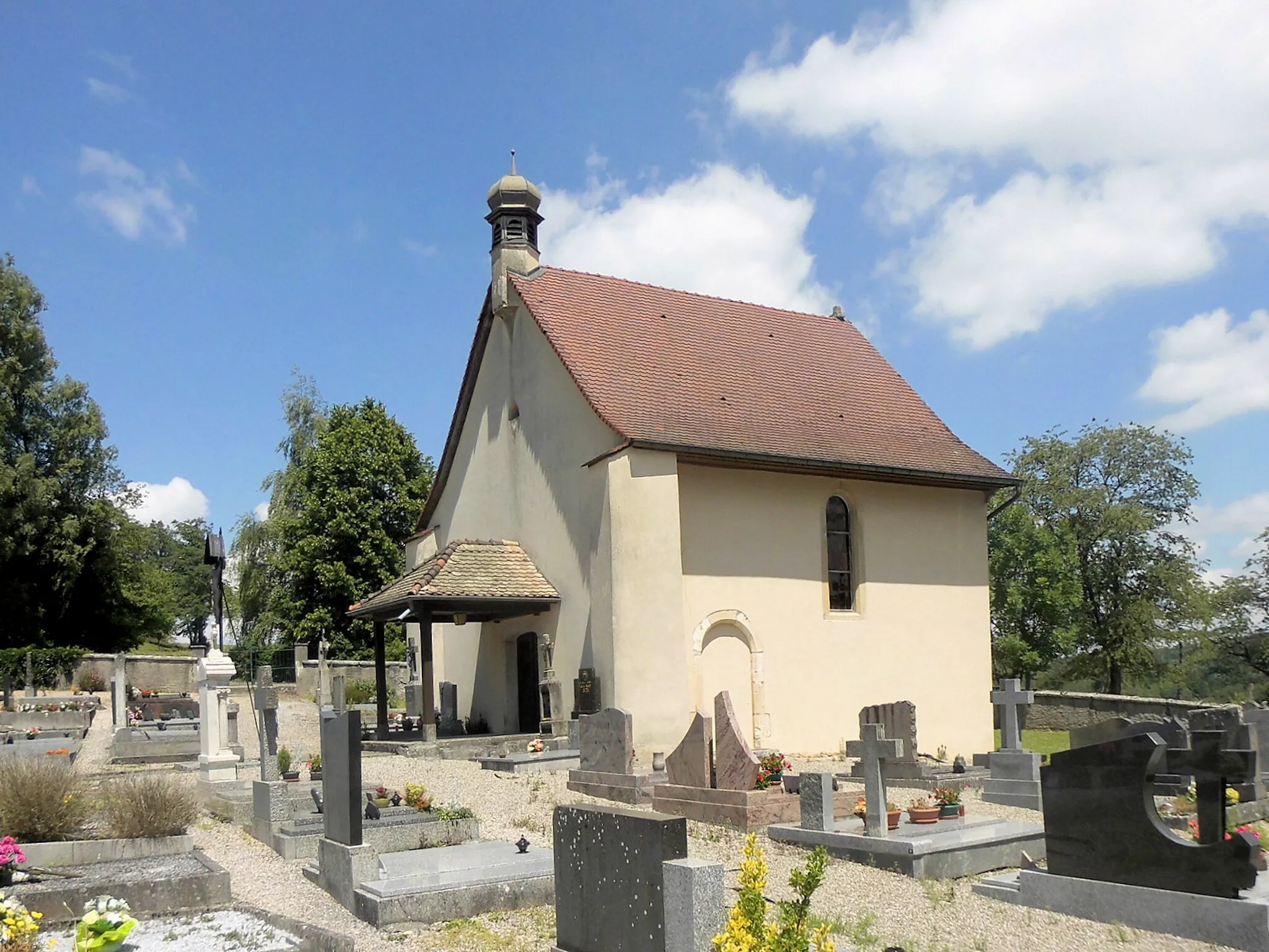 Photo showing: La chapelle du cimetière et l'ancienne église Saint-Jacques-le-Majeur et Saint-Christophe à Courtavon
