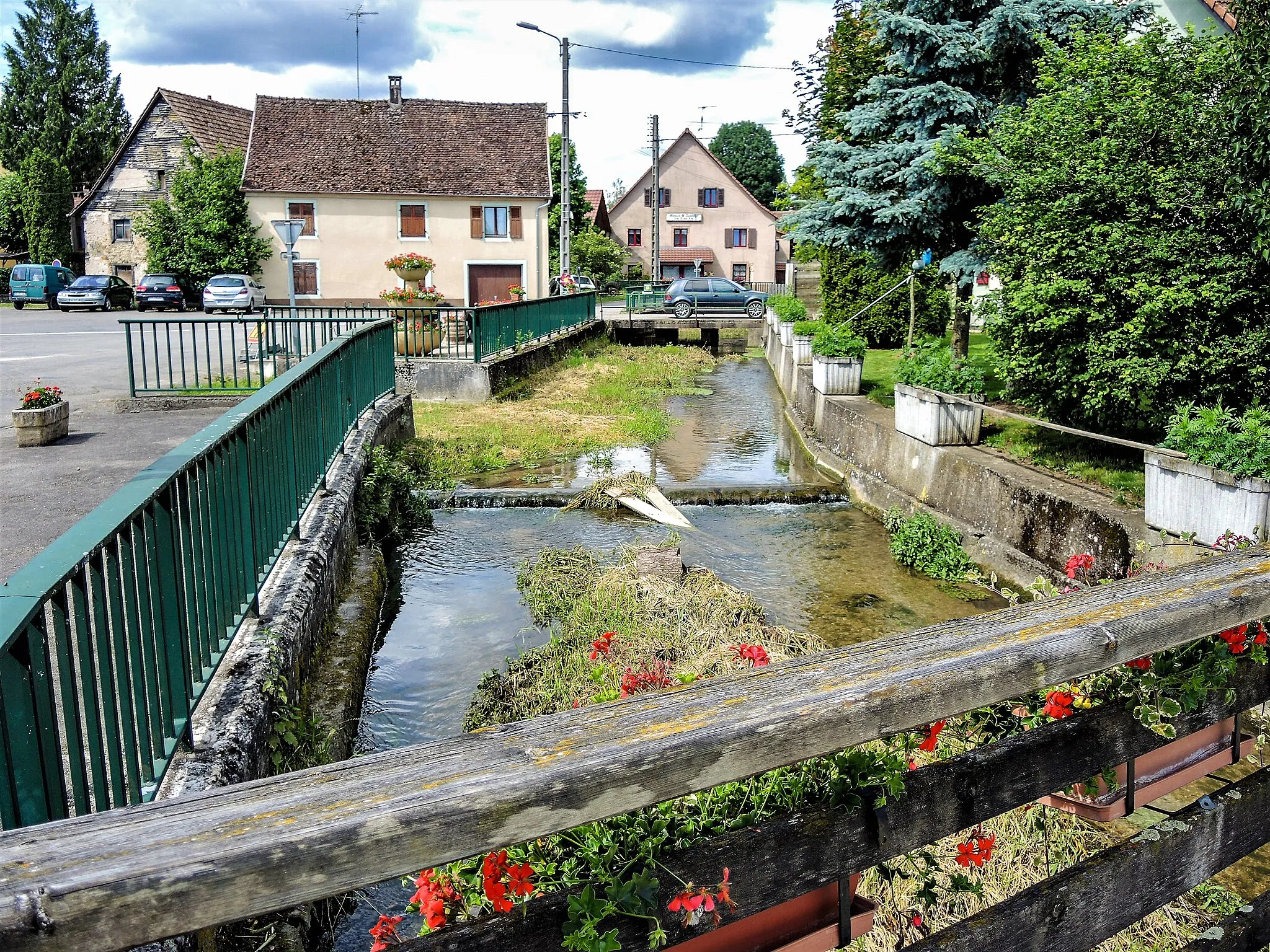 Photo showing: Ruisseau la Largue, au centre du village de Courtavon