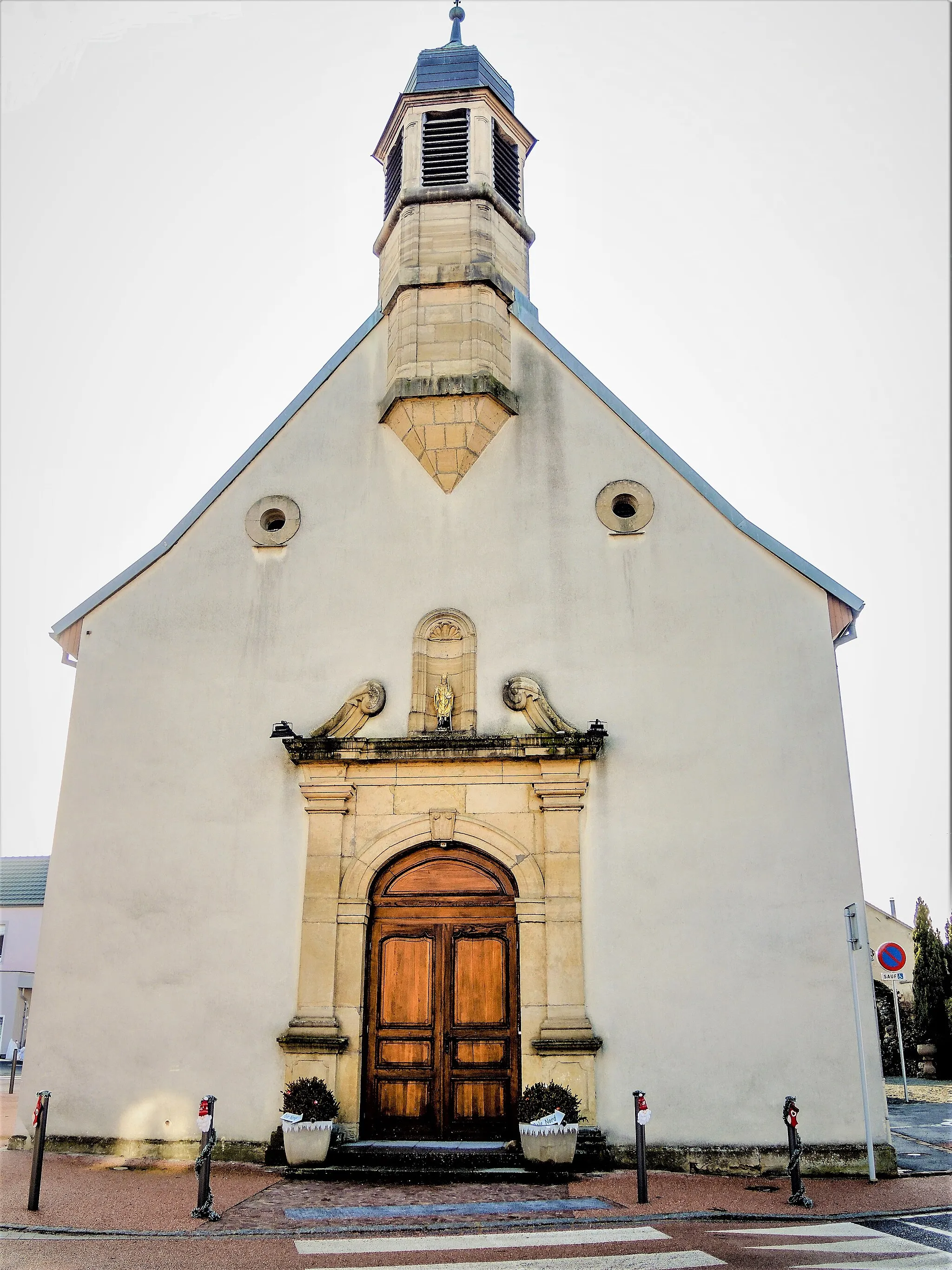 Photo showing: Façade et porche de l'église Saint-Nicolas de Diefmatten. Haut-Rhin