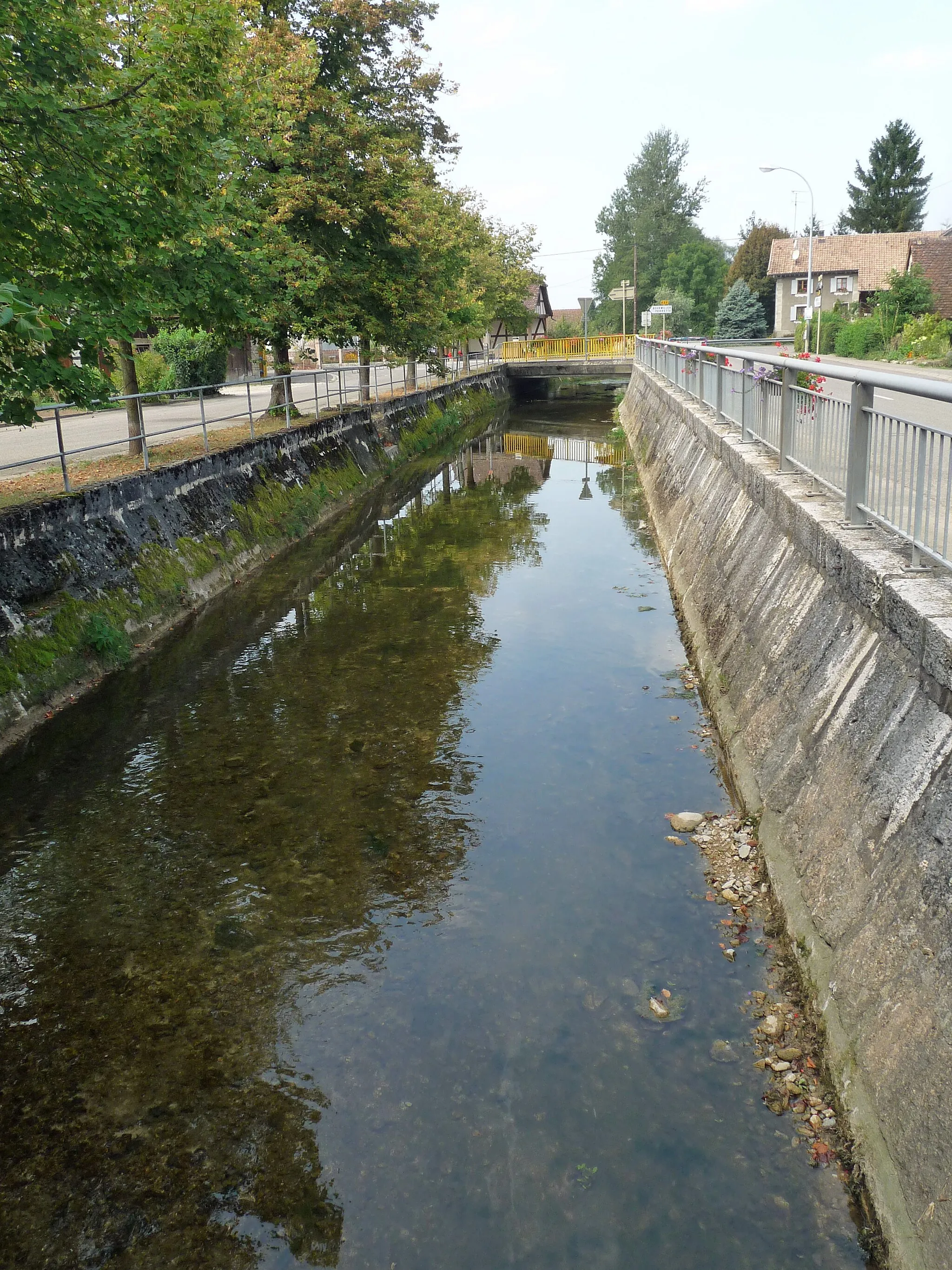 Photo showing: Fislis (Haut-Rhin) : canal de dérivation de l'Ill
