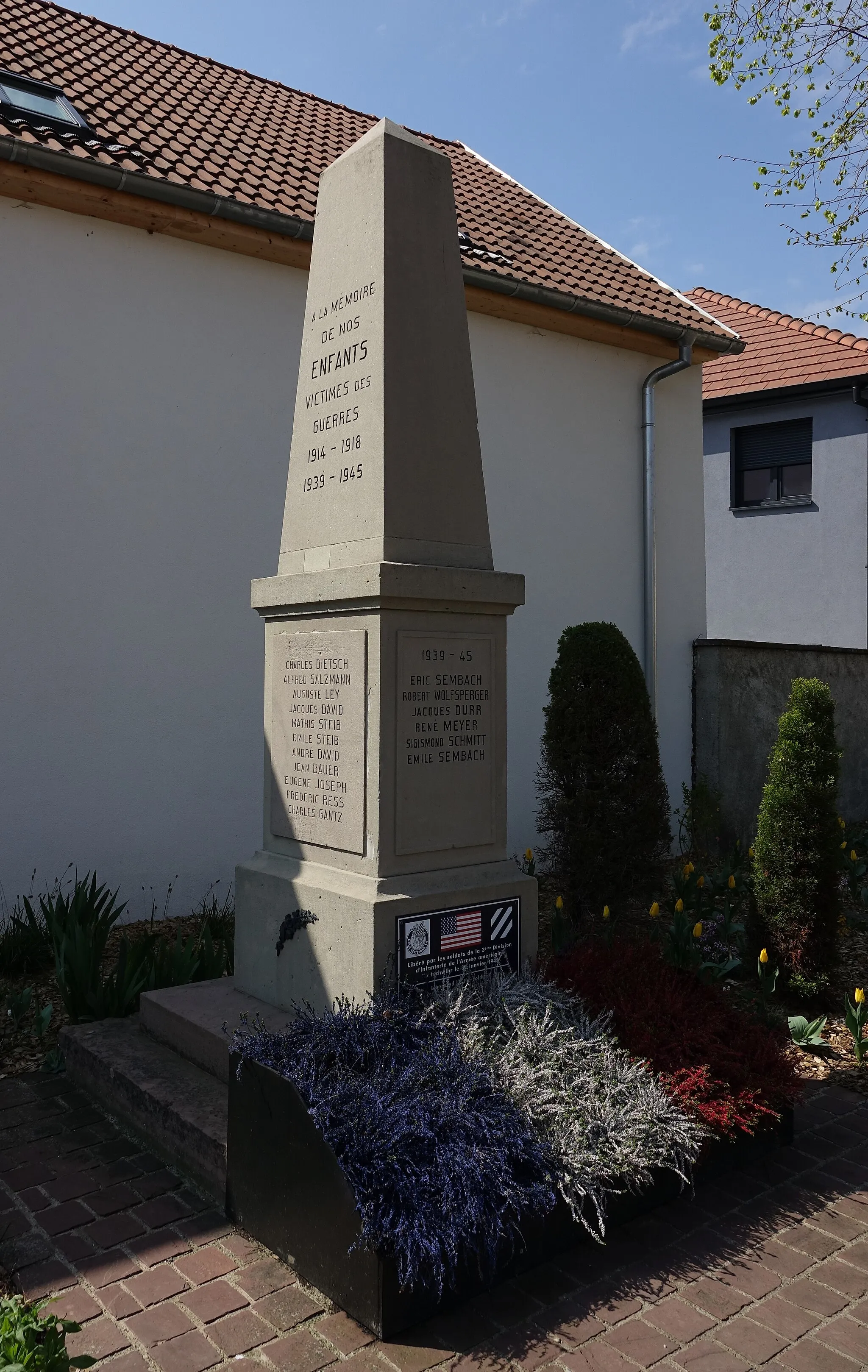 Photo showing: Monument to the fallen of the First and Second World Wars in Fortschwihr (Haut-Rhin, France).
