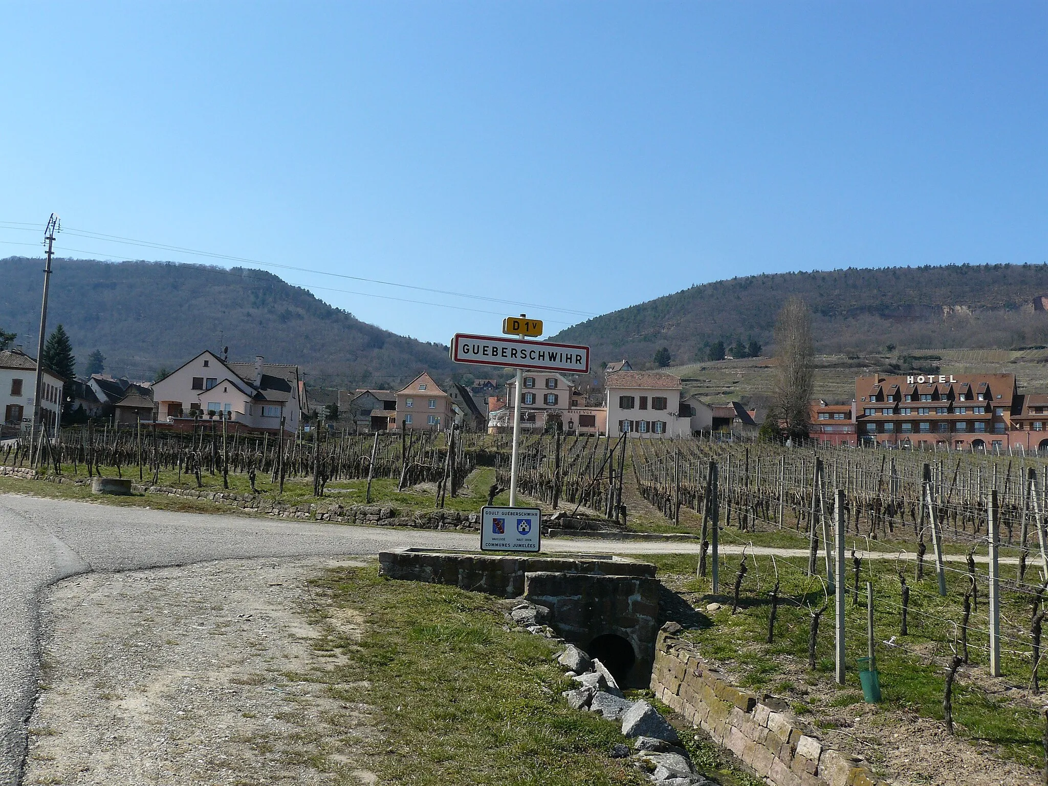 Photo showing: Entrée du village de Gueberschwihr par la route D 1V