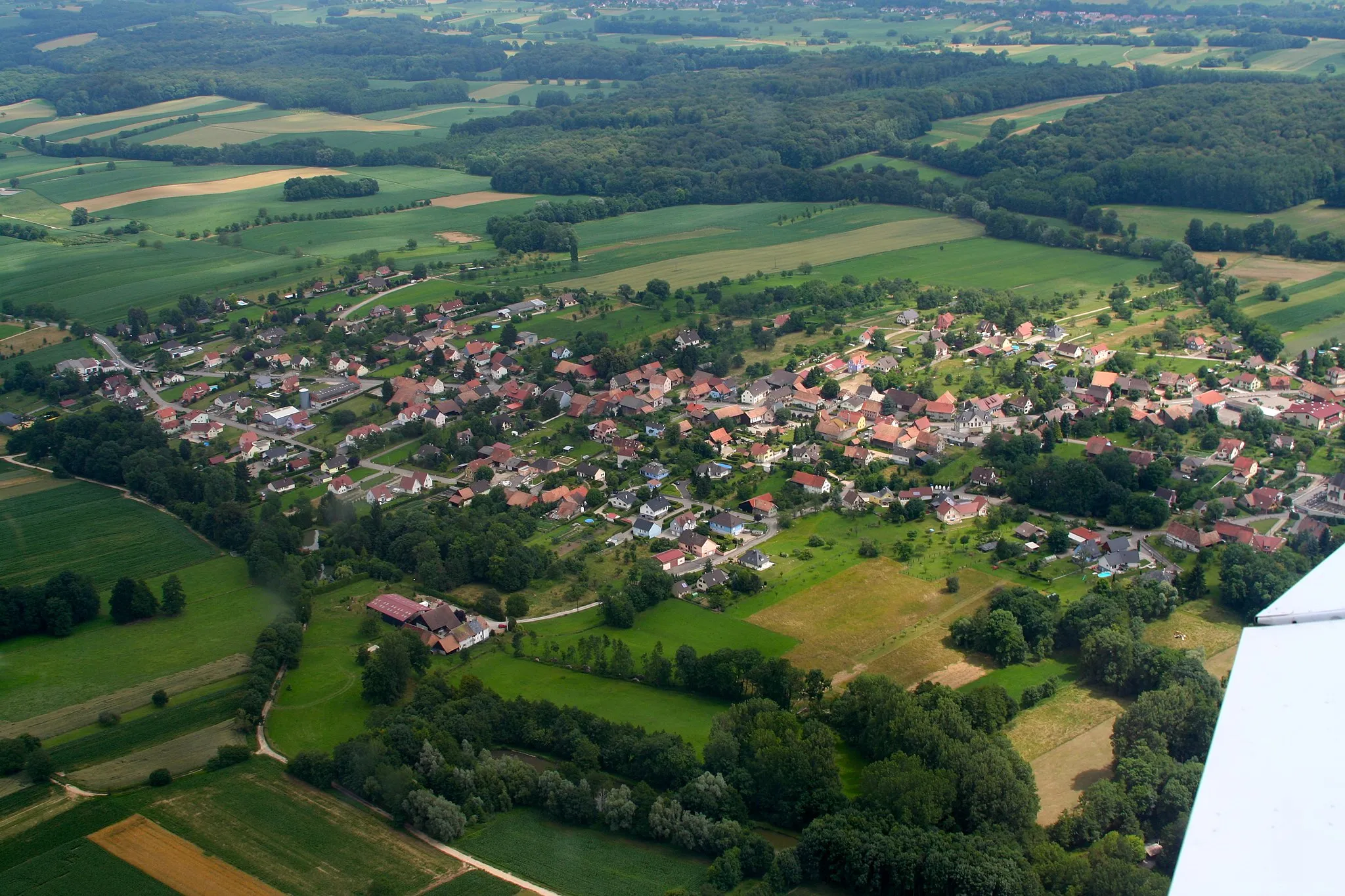 Photo showing: Vue aérienne de Helfrantzkirch, au coeur du Sundgau, proche de la Suisse (Bâle) et de l'Allemagne (Lörrach).