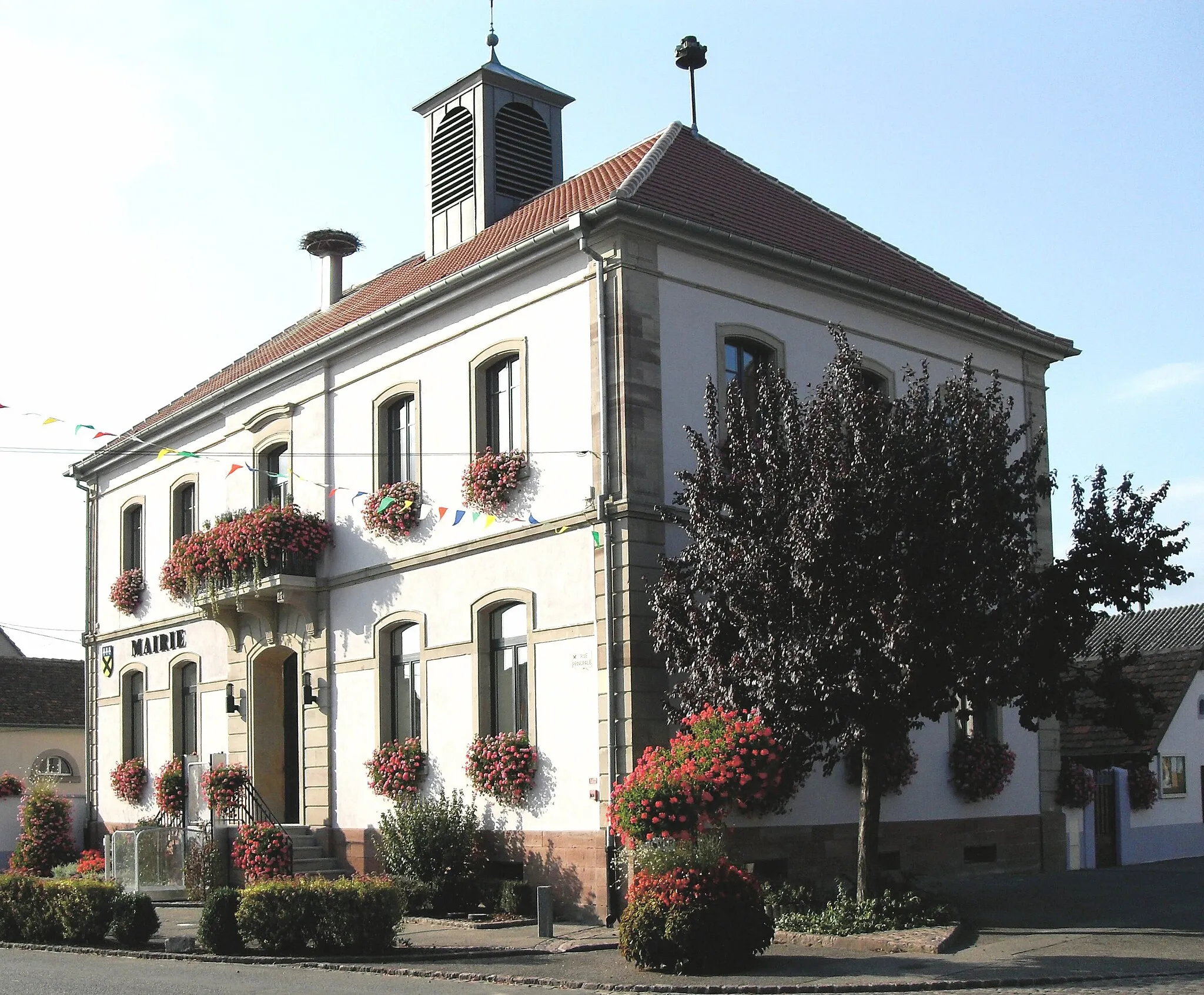 Photo showing: La mairie et l'ancienne école d'Holtzwihr