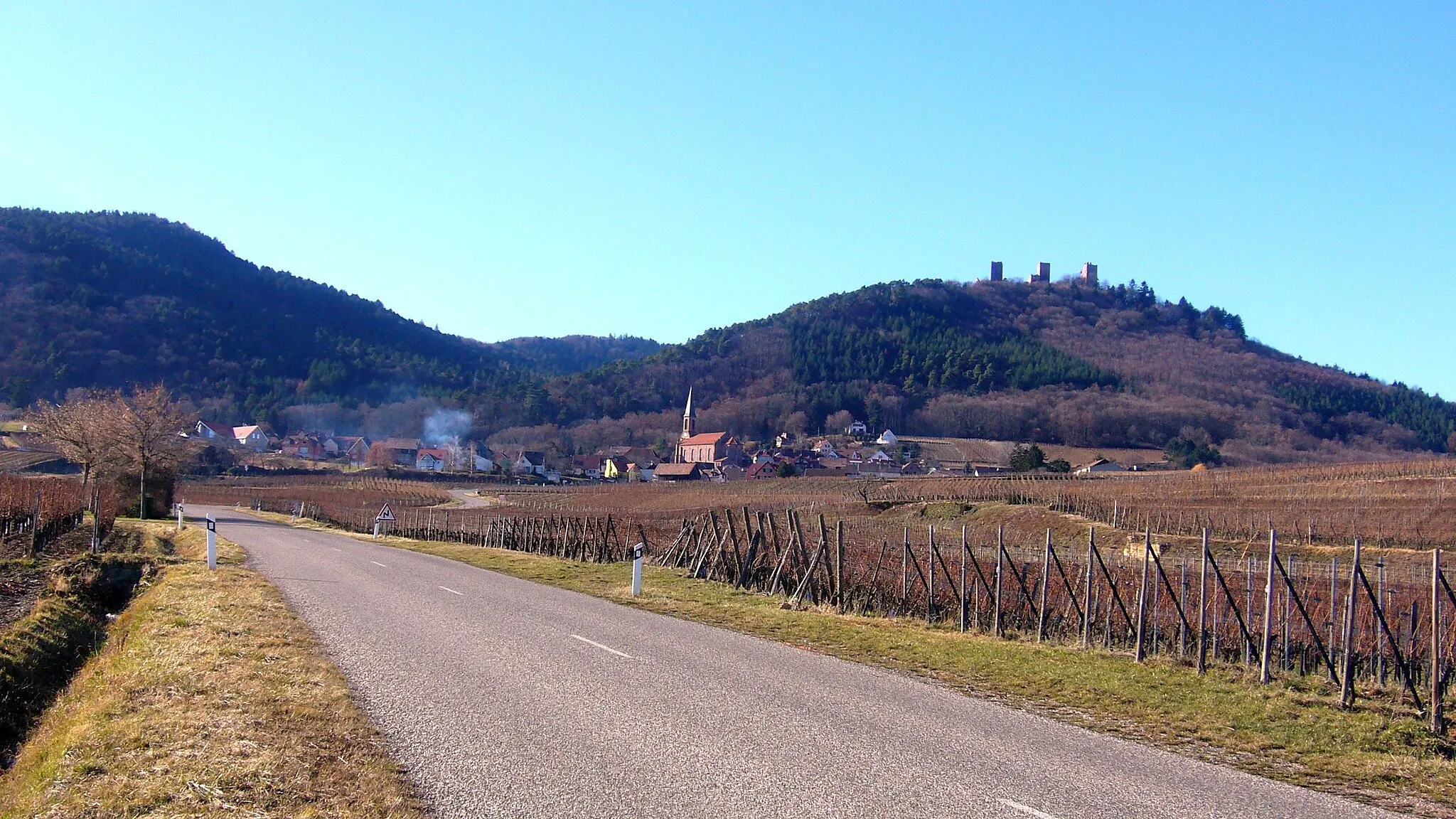 Photo showing: Le village de Husseren-les-Châteaux et au loin les Trois châteaux depuis la route des Vins en direction d'Eguisheim