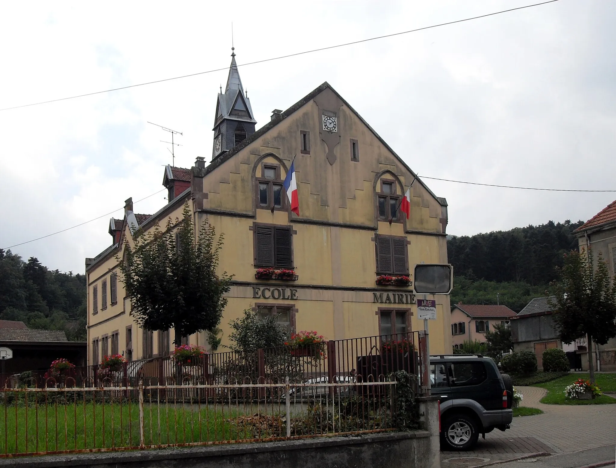 Photo showing: L'école et la mairie de Jungholtz