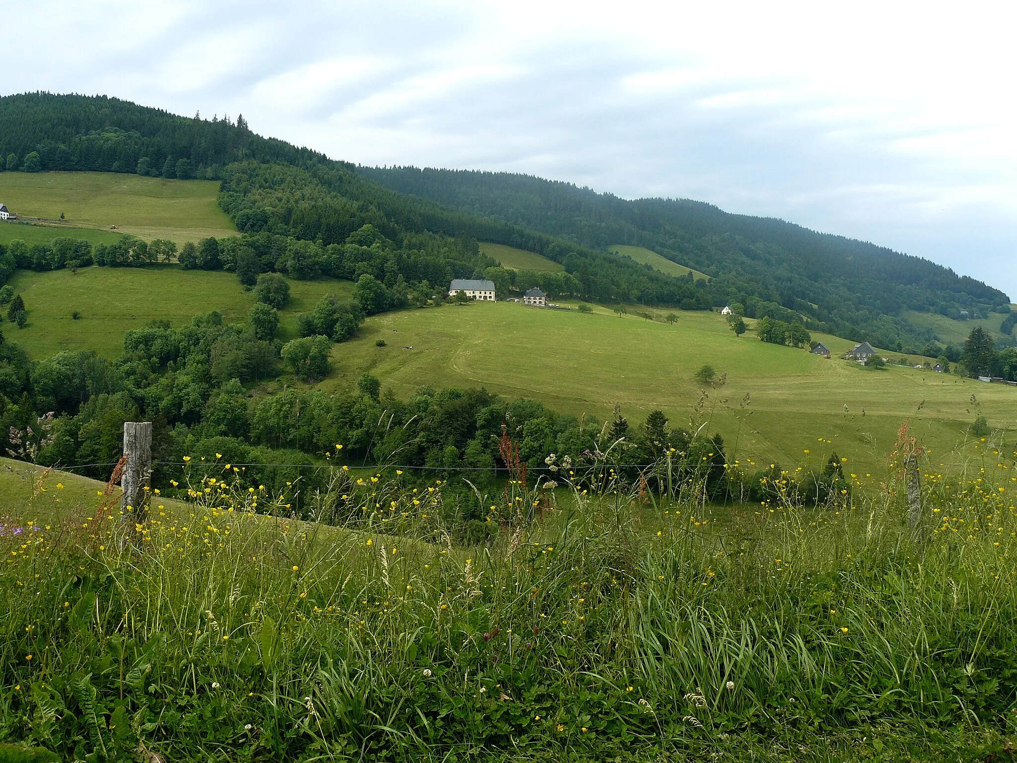 Photo showing: Vue sur quelques fermes disséminées sur les hauteurs