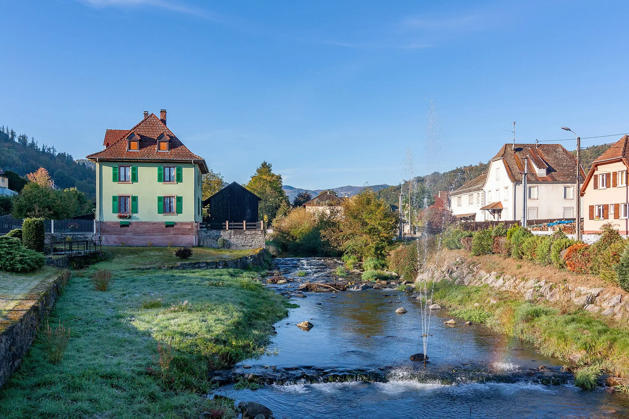 Photo showing: La rivière de la Fecht à Luttenbach-près-Munster depuis le pont de la rue de la Mairie.