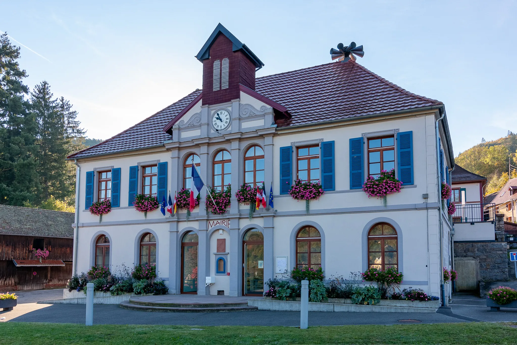 Photo showing: Mairie-école de Luttenbach-près-Munster, Haut-Rhin, construite en 1851 et restaurée vers le milieu des années 2010. Vue d’ensemble depuis le nord-ouest.