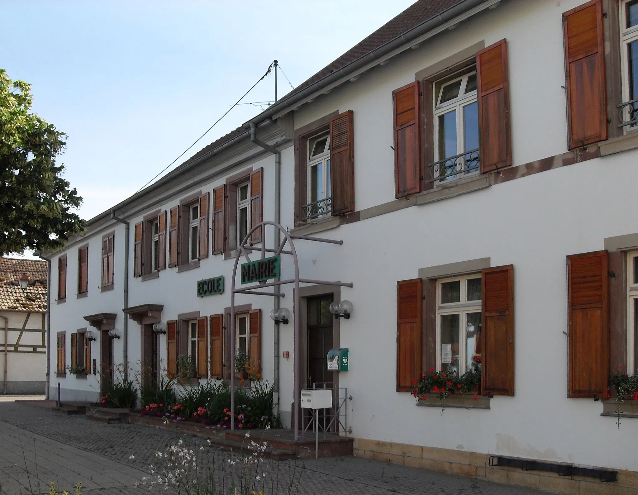 Photo showing: La mairie et l'école de Munwiller