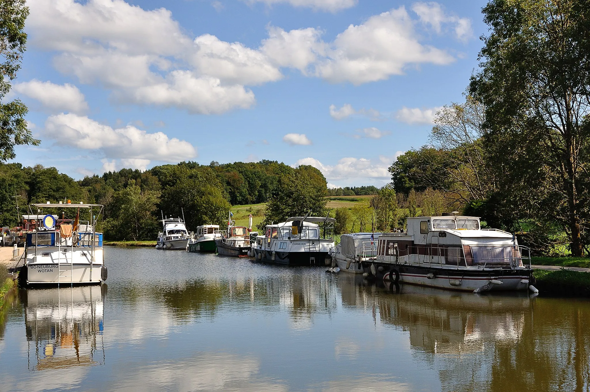 Photo showing: Port de plaisance sur le canal du Rhône au Rhin.