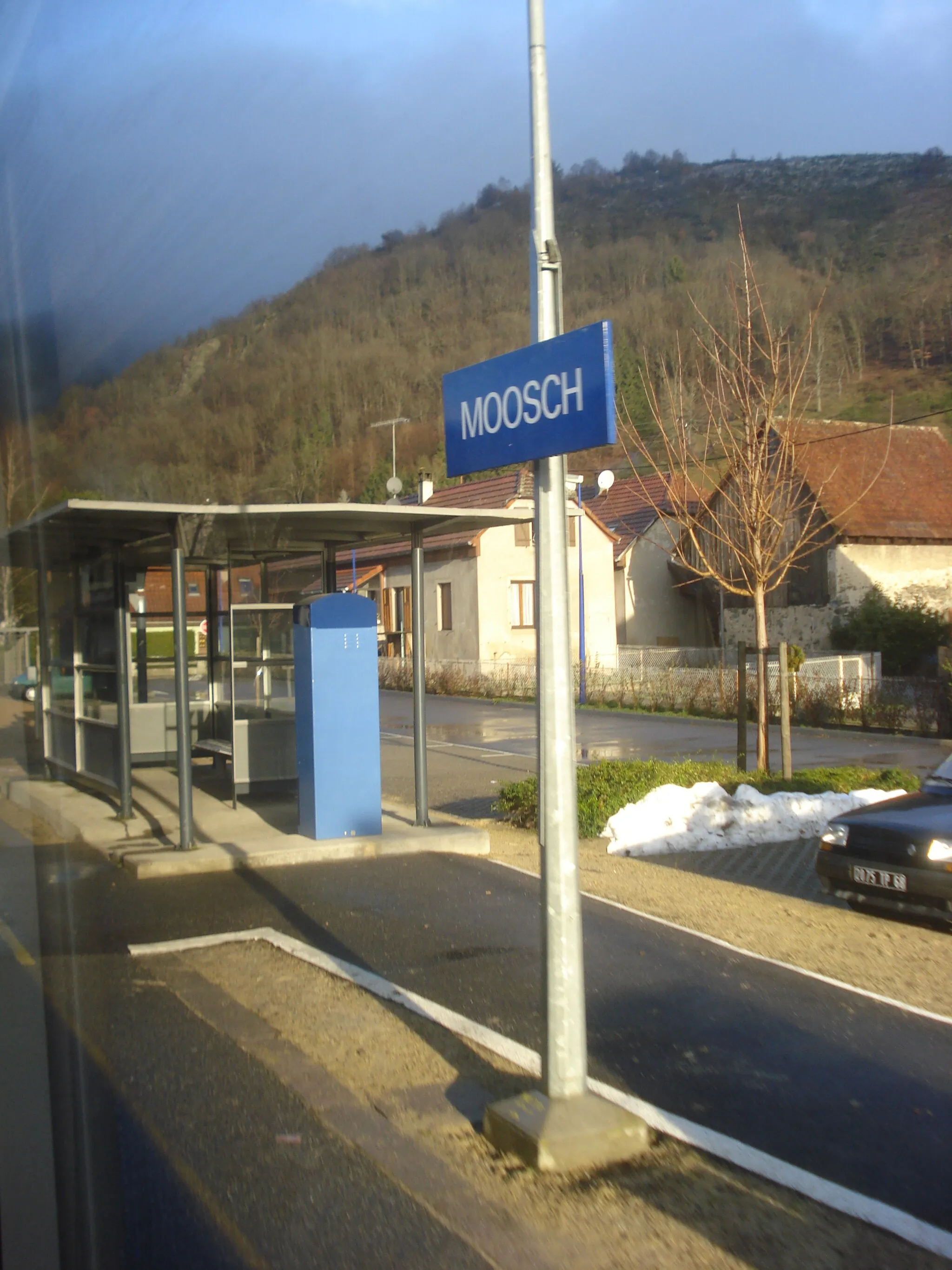 Photo showing: Panneau de la gare de Moosch, le 12 décembre 2010, jour de la mise en service du tram-train de la Vallée de la Thur.