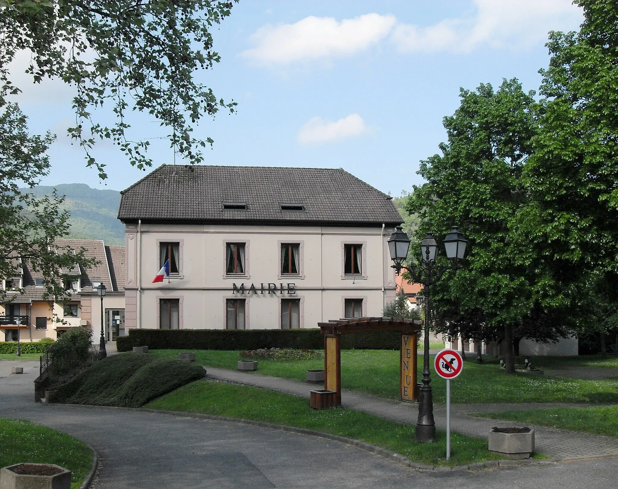 Photo showing: La mairie et l'ancienne école de Moosch