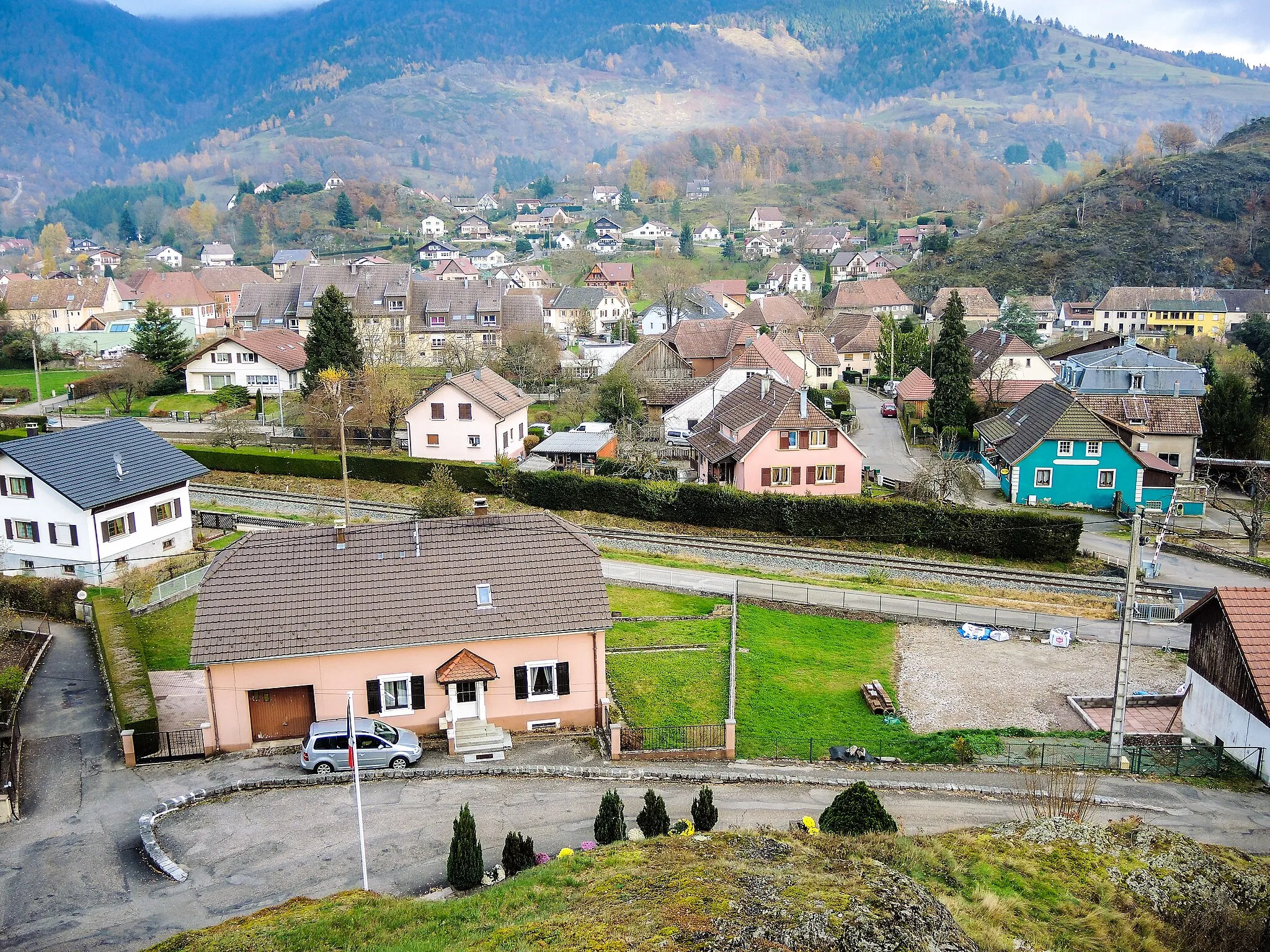 Photo showing: Centre du village d'Oderen, vu de l'église saint Nicolas. Haut-Rhin.