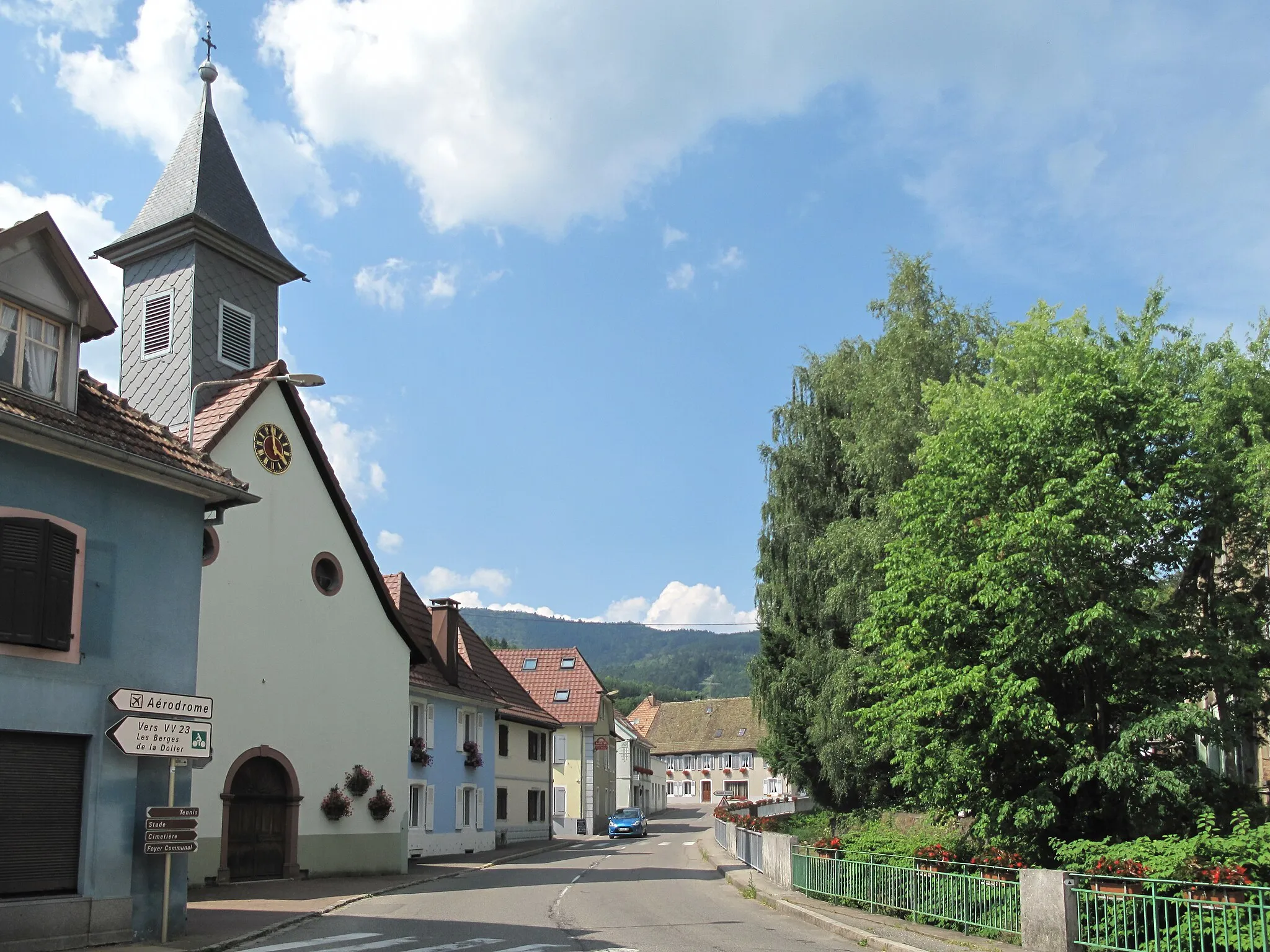 Photo showing: Oberbruck, church (l'église Saint-Antoine-de-Padoue) in the street
