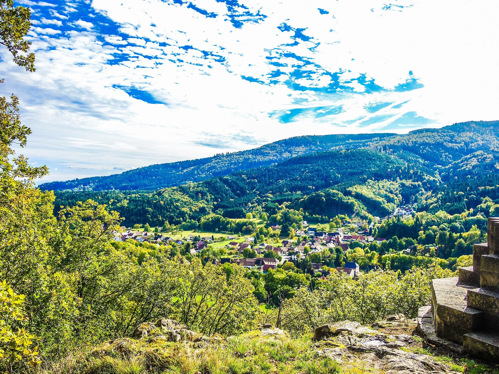 Photo showing: Panorama sur la vallée de Niederbruck, depuis le pied de la statue de la Vierge d'Alsace. Haut-Rhin.