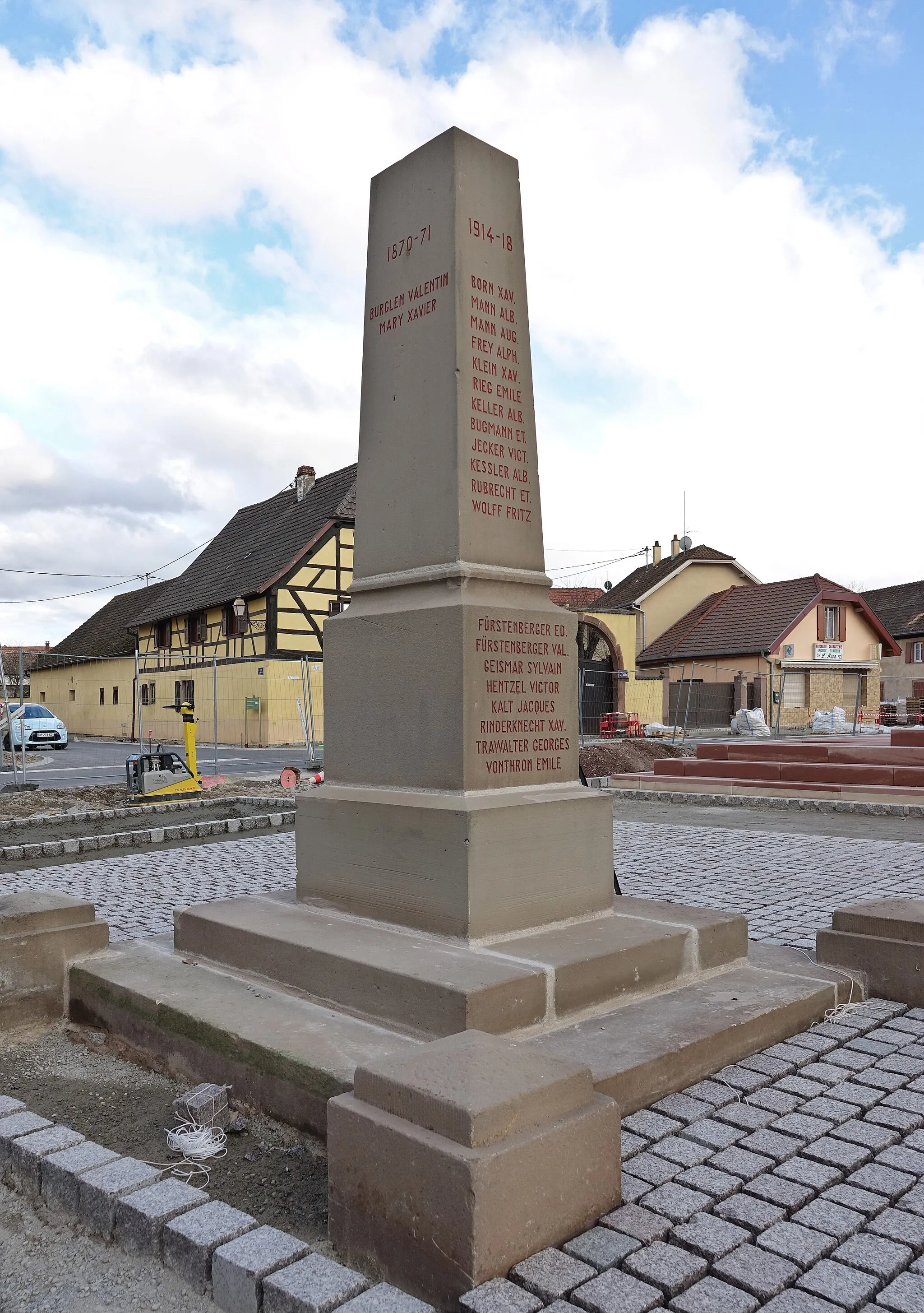 Photo showing: Monument to the dead of the First and Second World Wars and the Franco-German War of 1870 in Niederhergheim (Haut-Rhin, France).