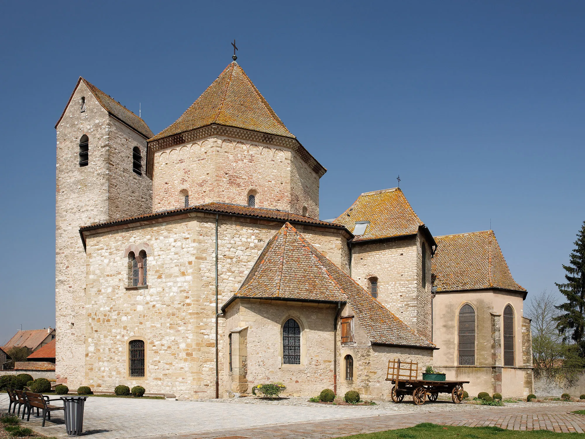 Photo showing: The Romanesque church of Saint-Pierre-et-Saint-Paul at Ottmarsheim, Haut-Rhin, Alsace, France, based on the octagonal plan of the Palatine Chapel of Aachen. Formerly an abbey-church, it is devoted by the pope Leo IX in 1049. View from the South-East.