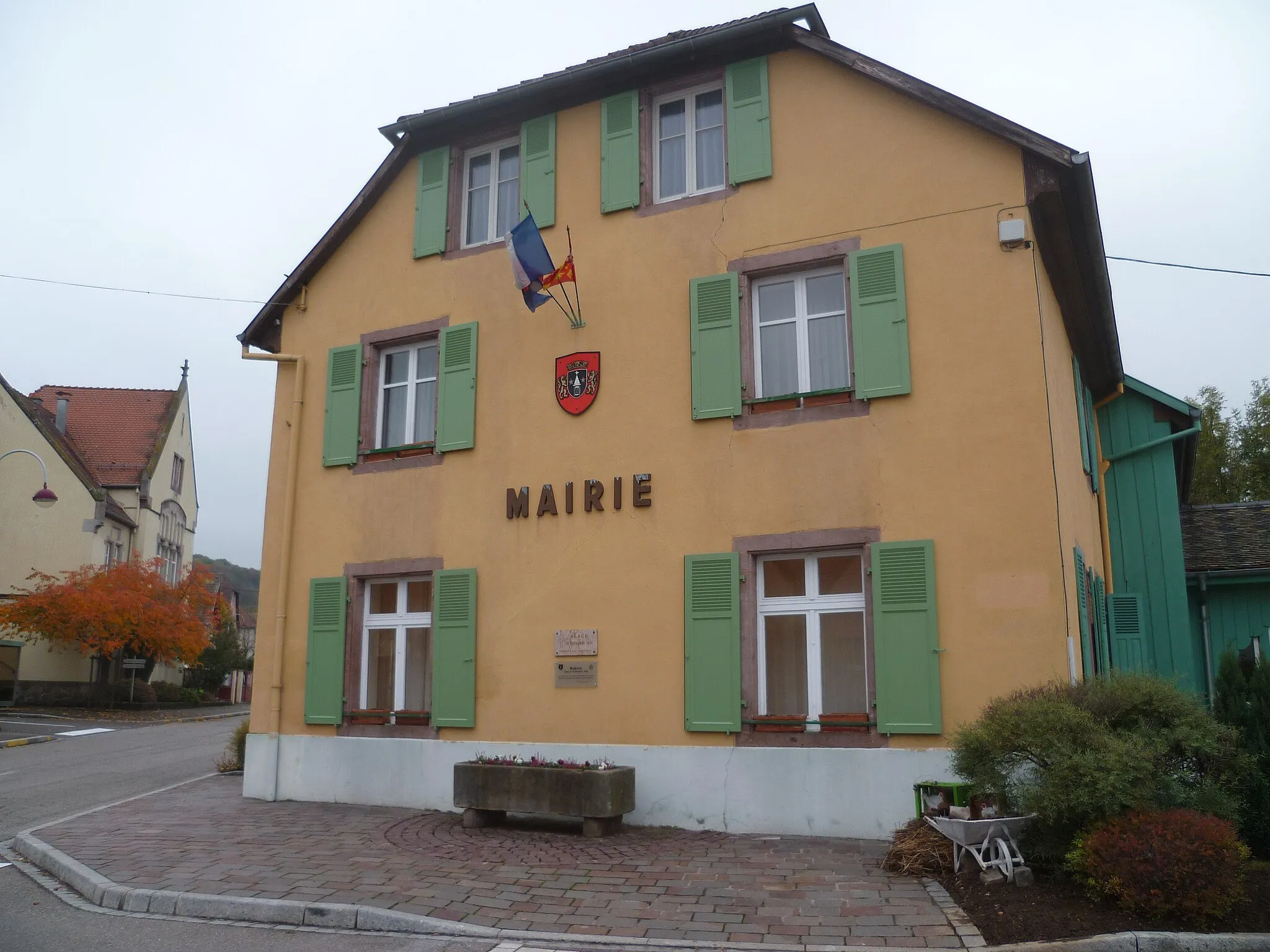 Photo showing: Mairie de Roderen en octobre 2016, avec deux plaques.