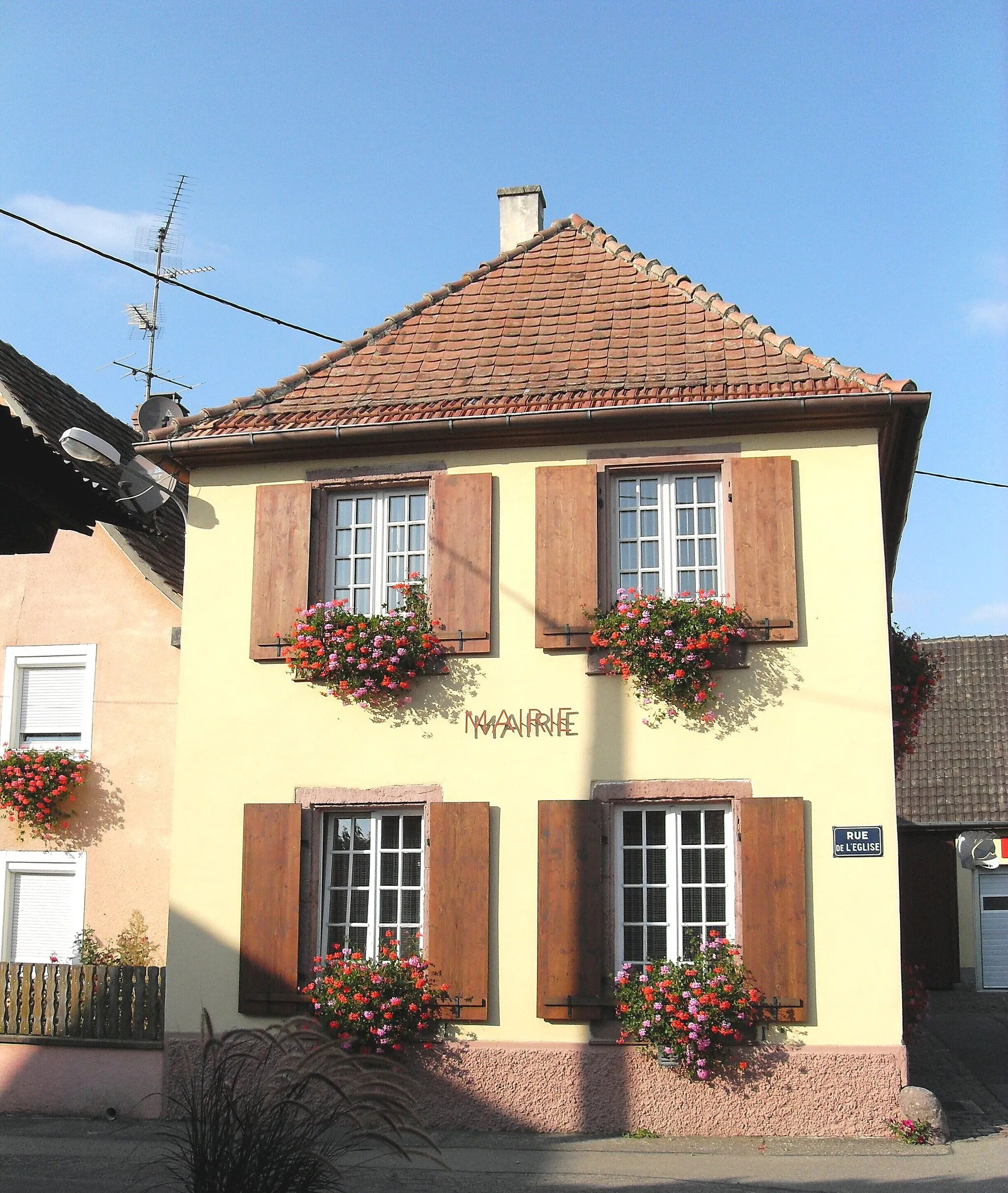 Photo showing: La mairie et l'ancienne école de Riedwihr