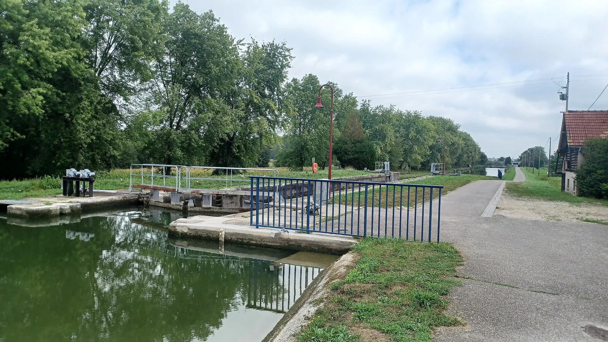 Photo showing: Canal du Rhône au Rhin avec ecluse no. 11 de Retzwiller