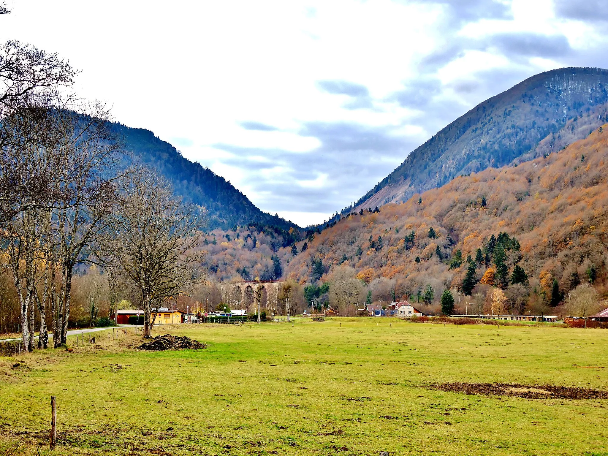 Photo showing: Col de Bussang et pont ferroviaire inachevé, vus du village d'Urbès