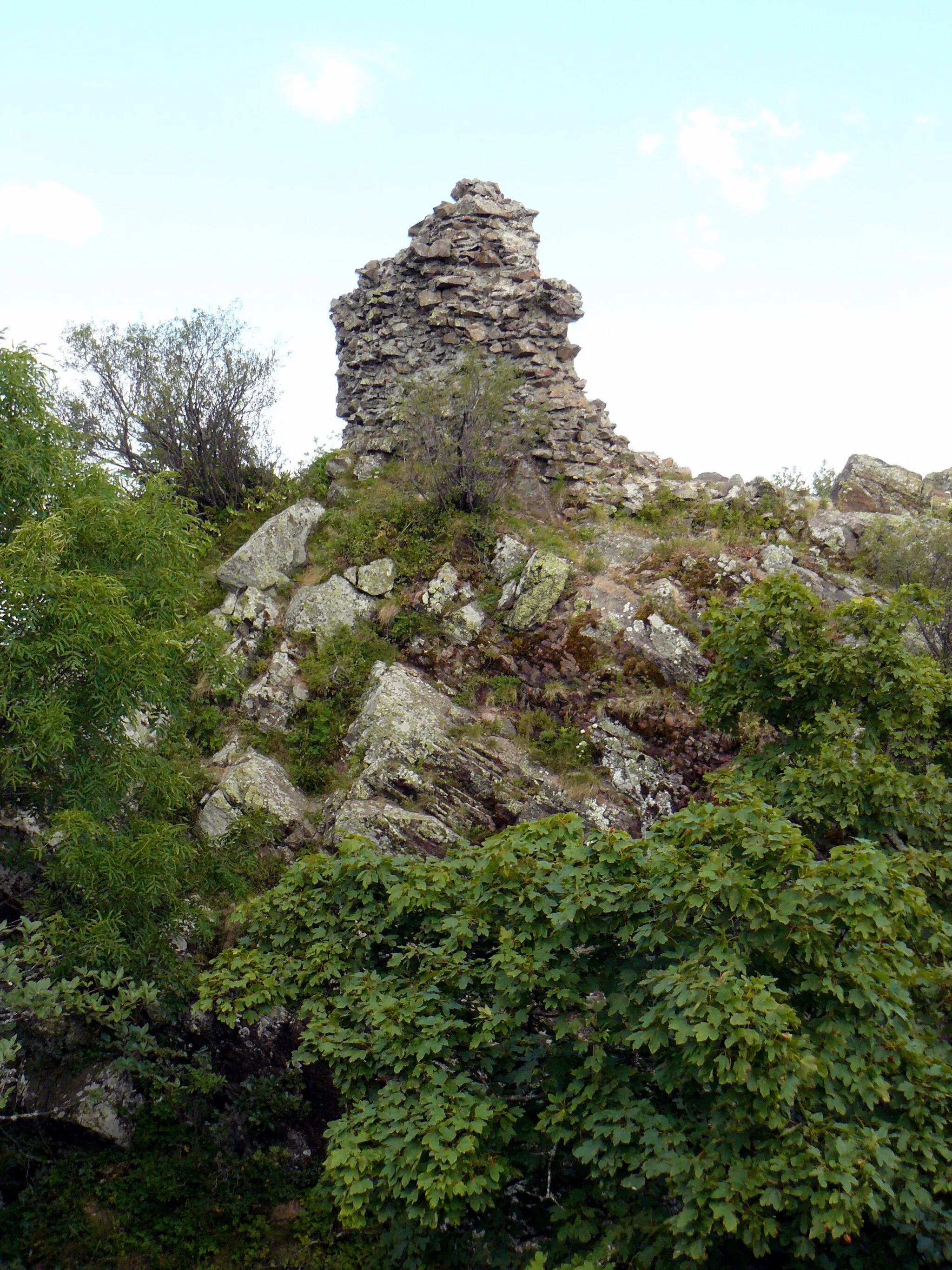 Photo showing: Ruines du château de Herrenfluh, au-dessus de Uffholtz (Haut-Rhin, France)