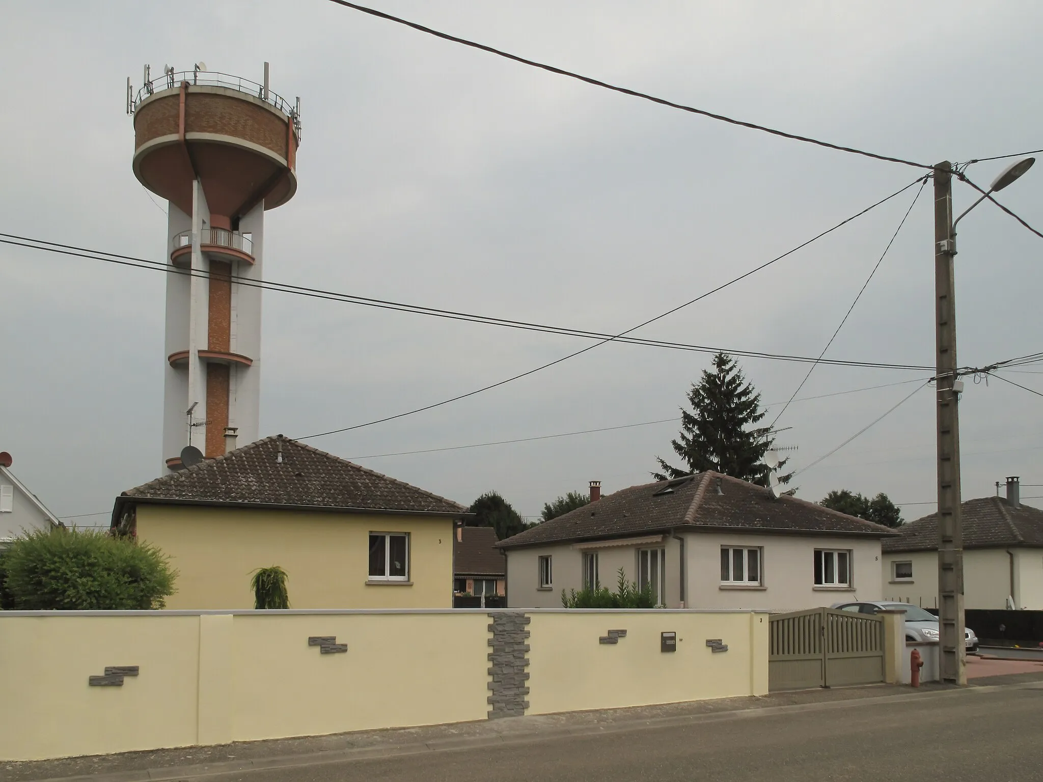 Photo showing: Urschenheim, watertower in the street