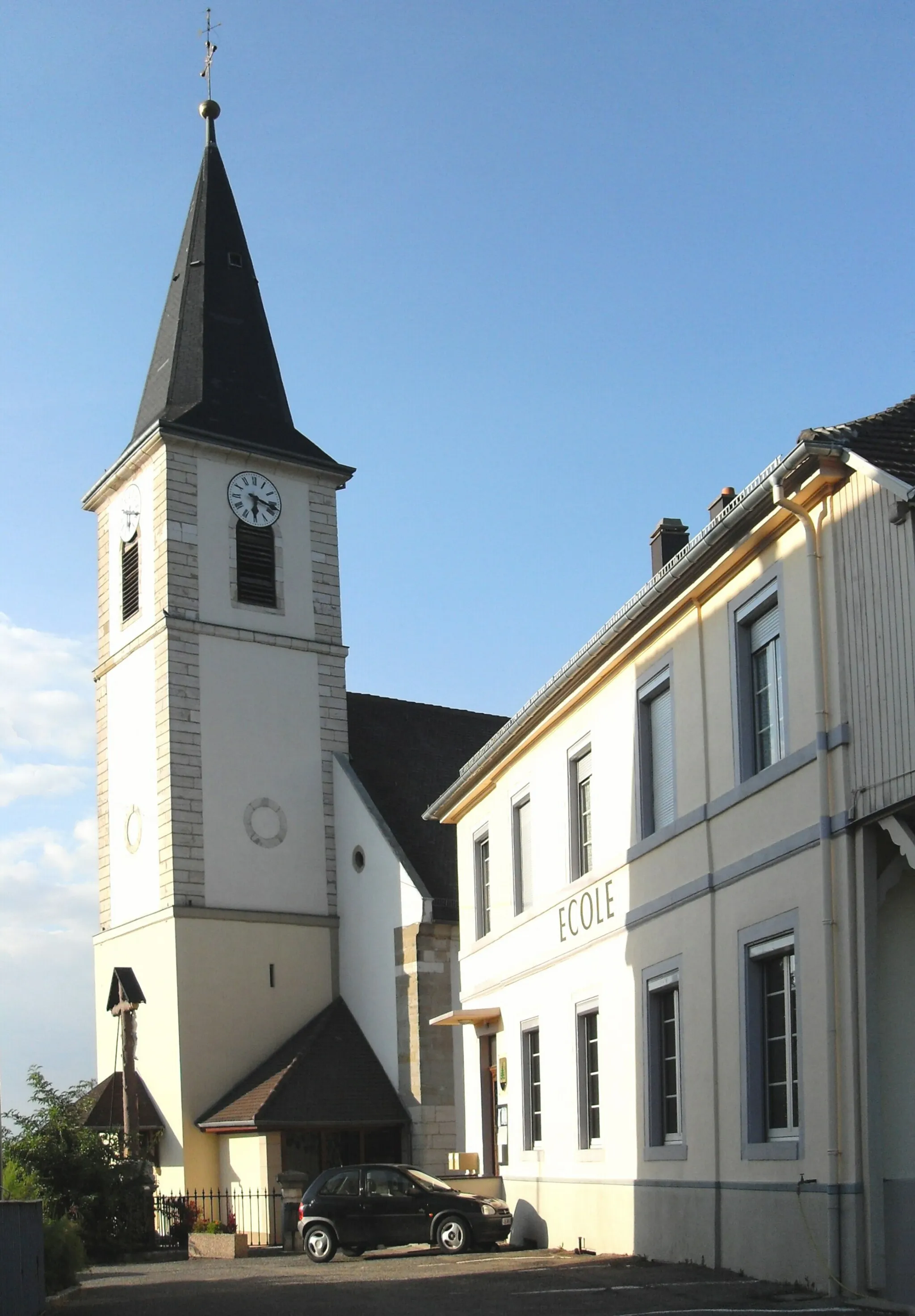 Photo showing: La tour d'église Saint-Maurice et l'école à Wolschwiller