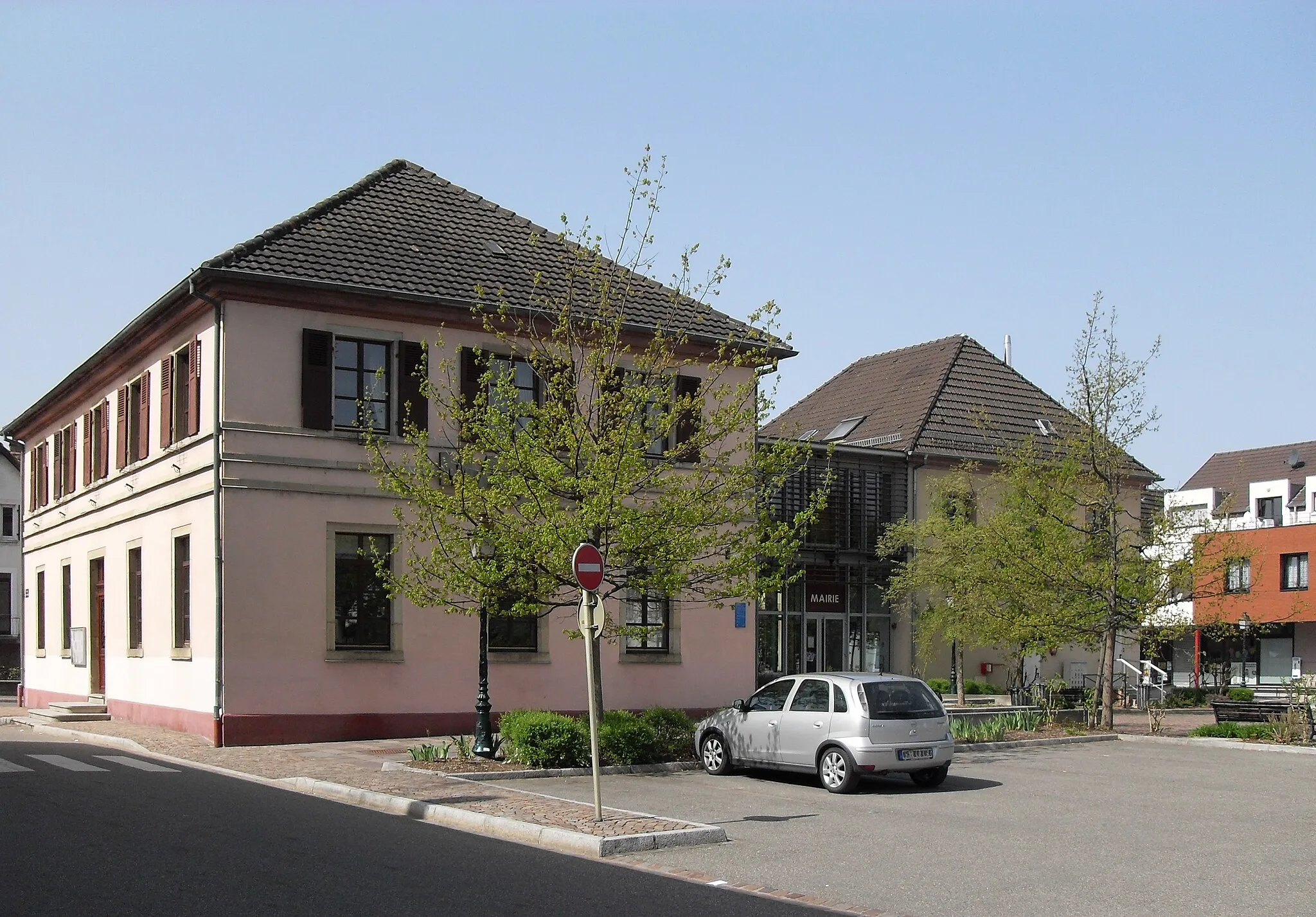 Photo showing: La mairie et l'ancienne école de Zillisheim
