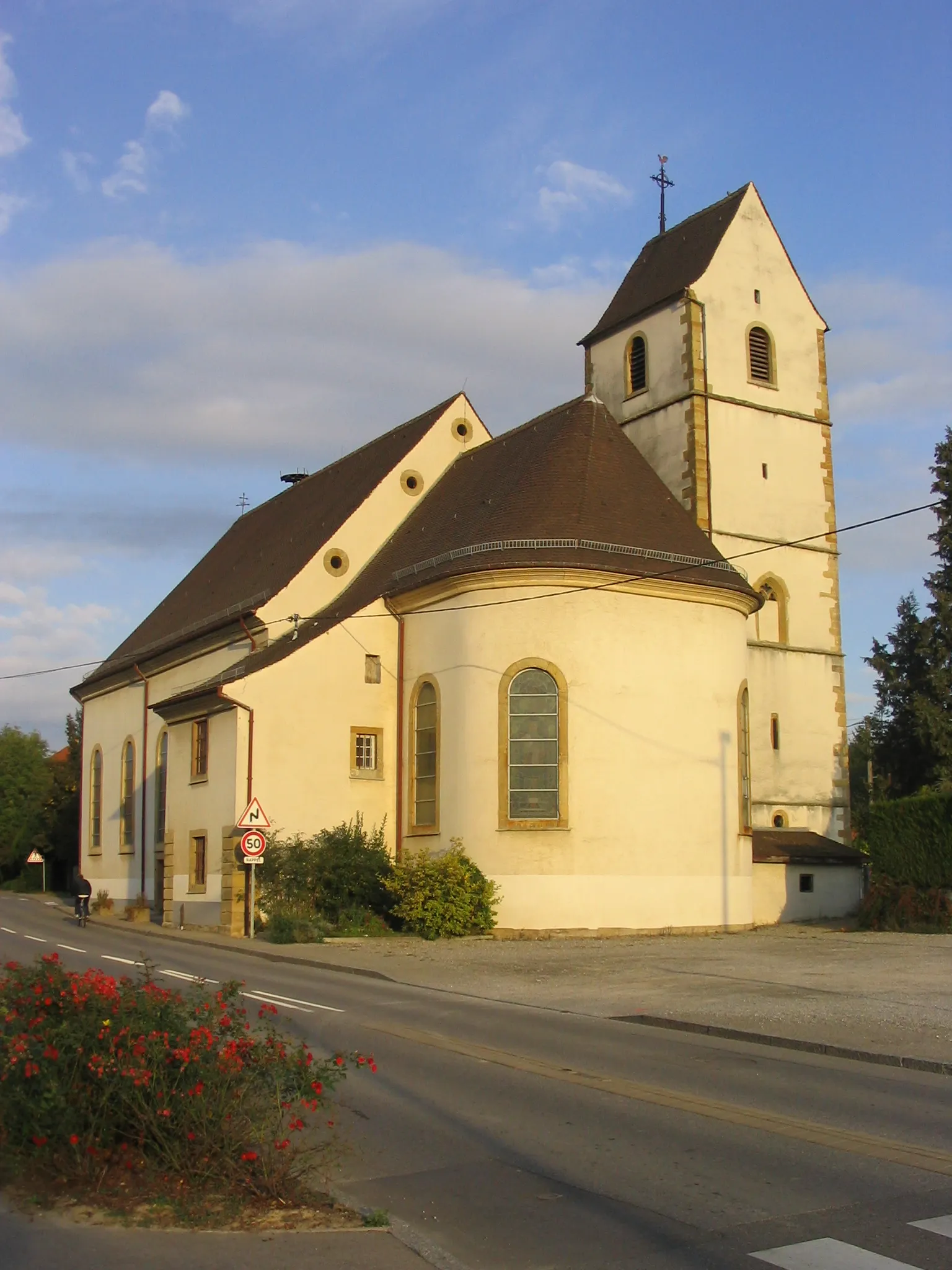 Photo showing: Église de Zimmersheim, façade sud est, clocher en bâtière.