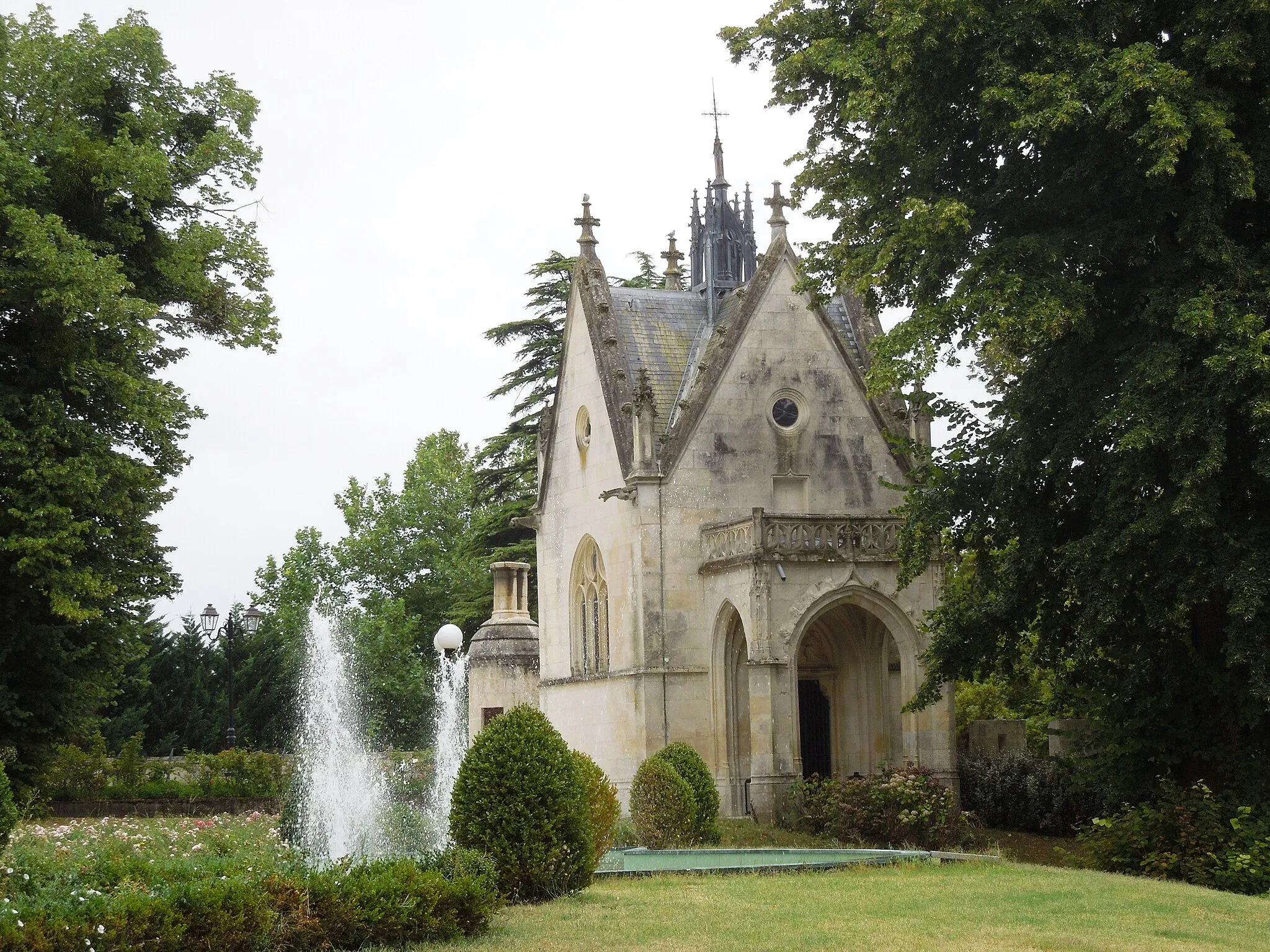 Photo showing: Chateau de Mirambeau, the chapel in the park