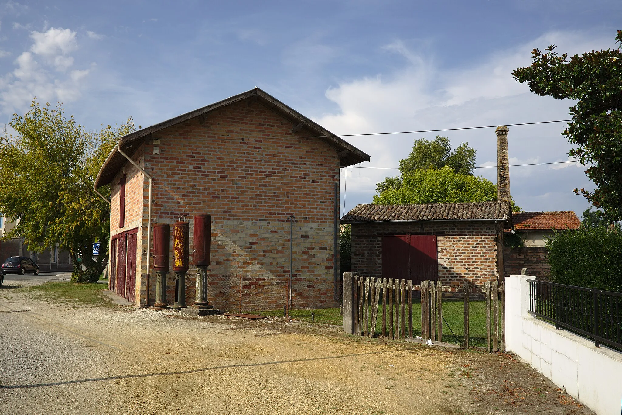 Photo showing: Anciennes pompes à essence