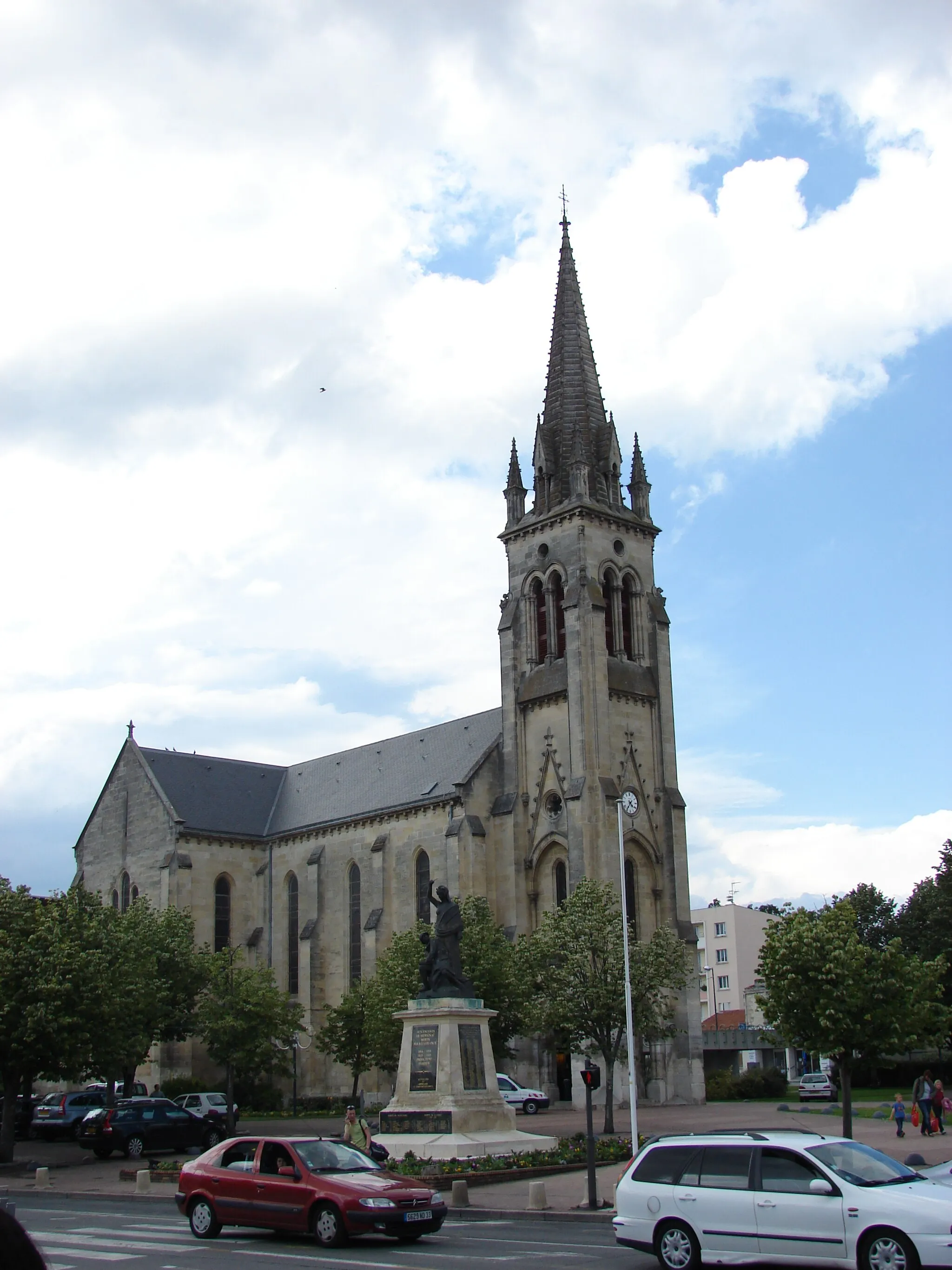 Photo showing: Eglise St-Vincent; Monument aux Morts, Mérignac, Aquitaine, France