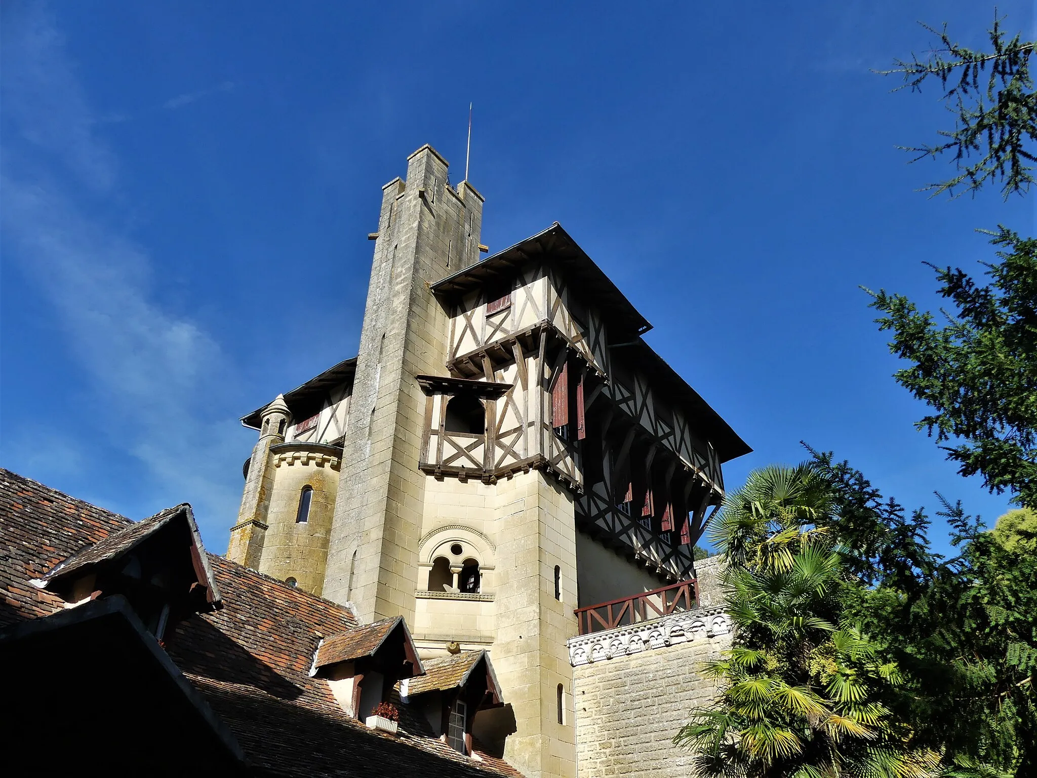 Photo showing: Le donjon du château de Mounet-Sully, Bergerac, Dordogne, France.