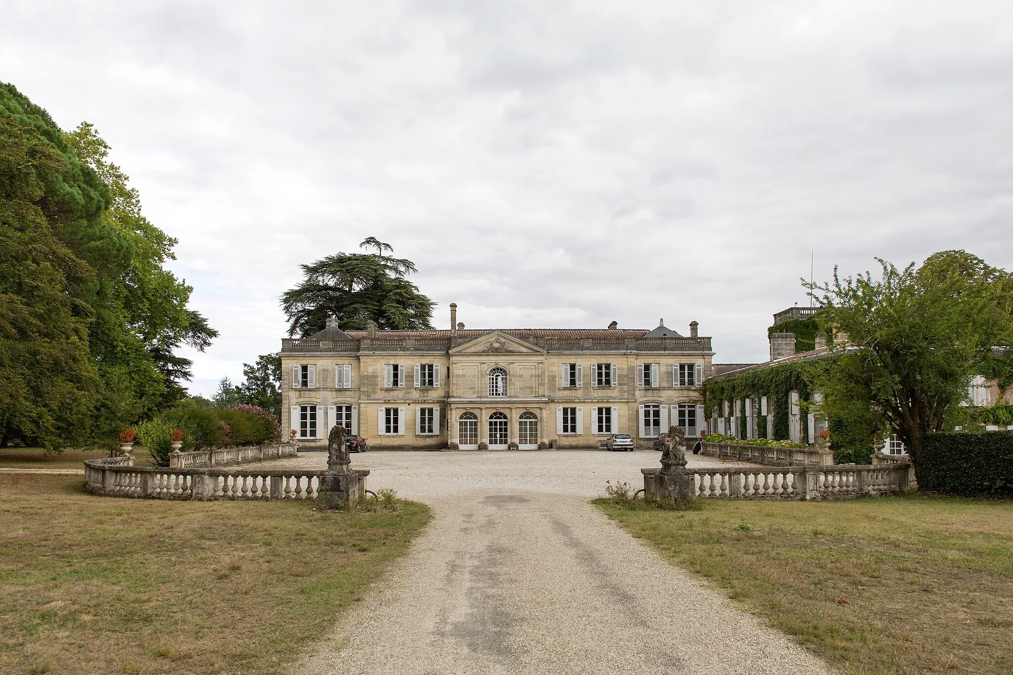 Photo showing: Château la Via, du Taillan ou de la Dame Blanche.
Façade Ouest et allée d'accès.