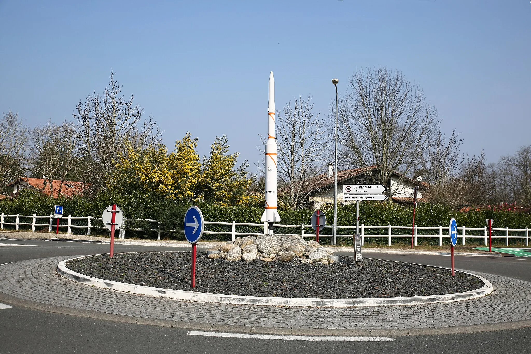 Photo showing: Giratoire avec une maquette de la fusée Diamant