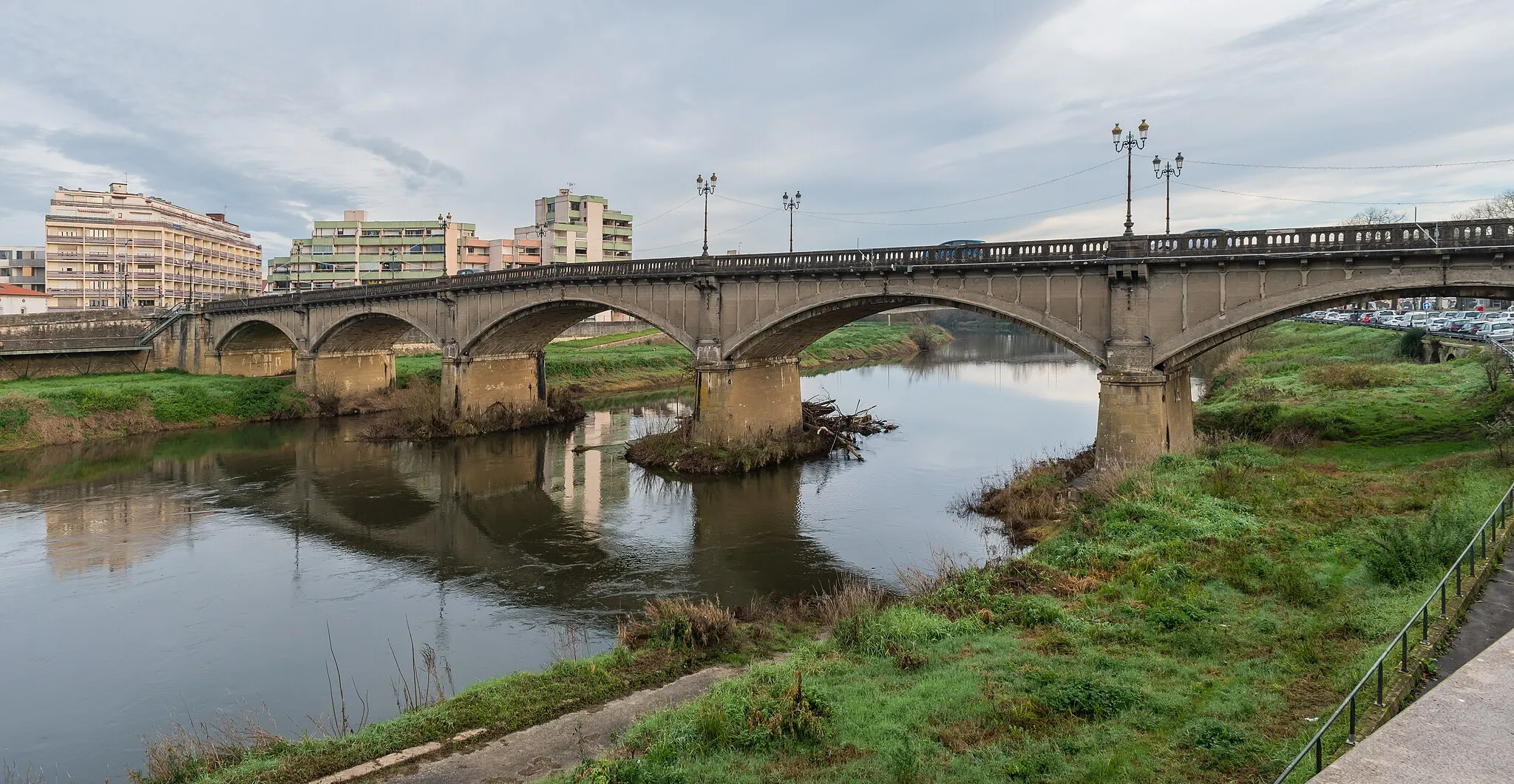 Photo showing: Old bridge over the Adour river in Dax, Landes, France
