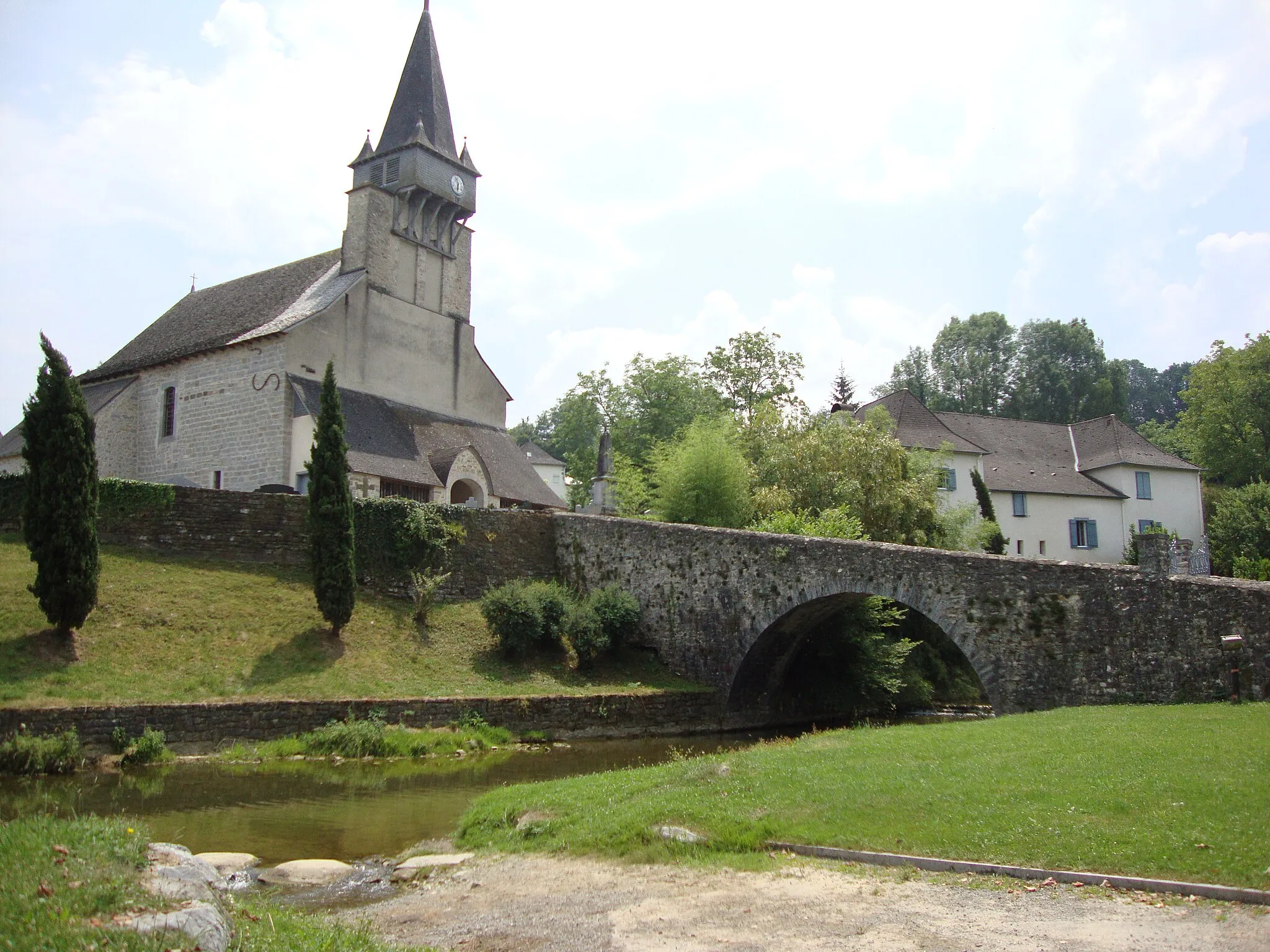 Photo showing: Ordiarp (Pyr-Atl, Fr) footbridge over the Arangorena towards the church