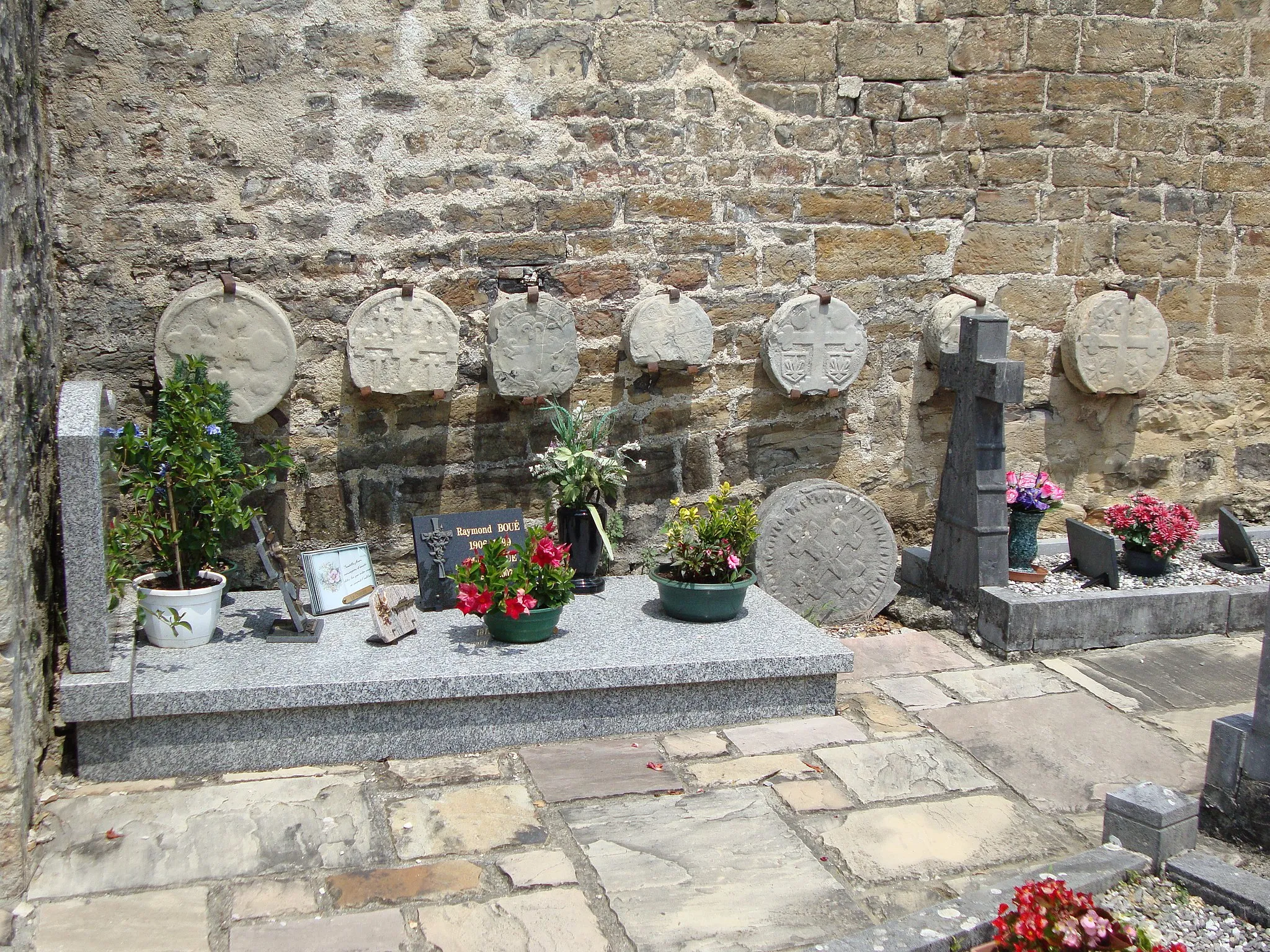 Photo showing: Ordiarp (Pyr-Atl, Fr) old steles against de churchyard wall.
