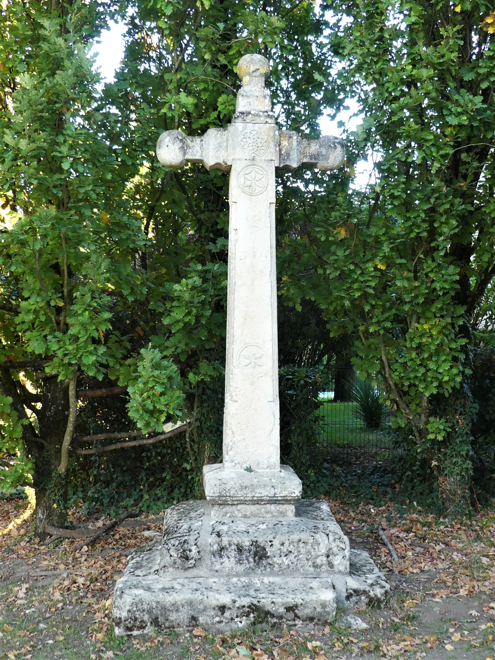 Photo showing: Croix située face au portail de l'église, Maurens, Dordogne, France.