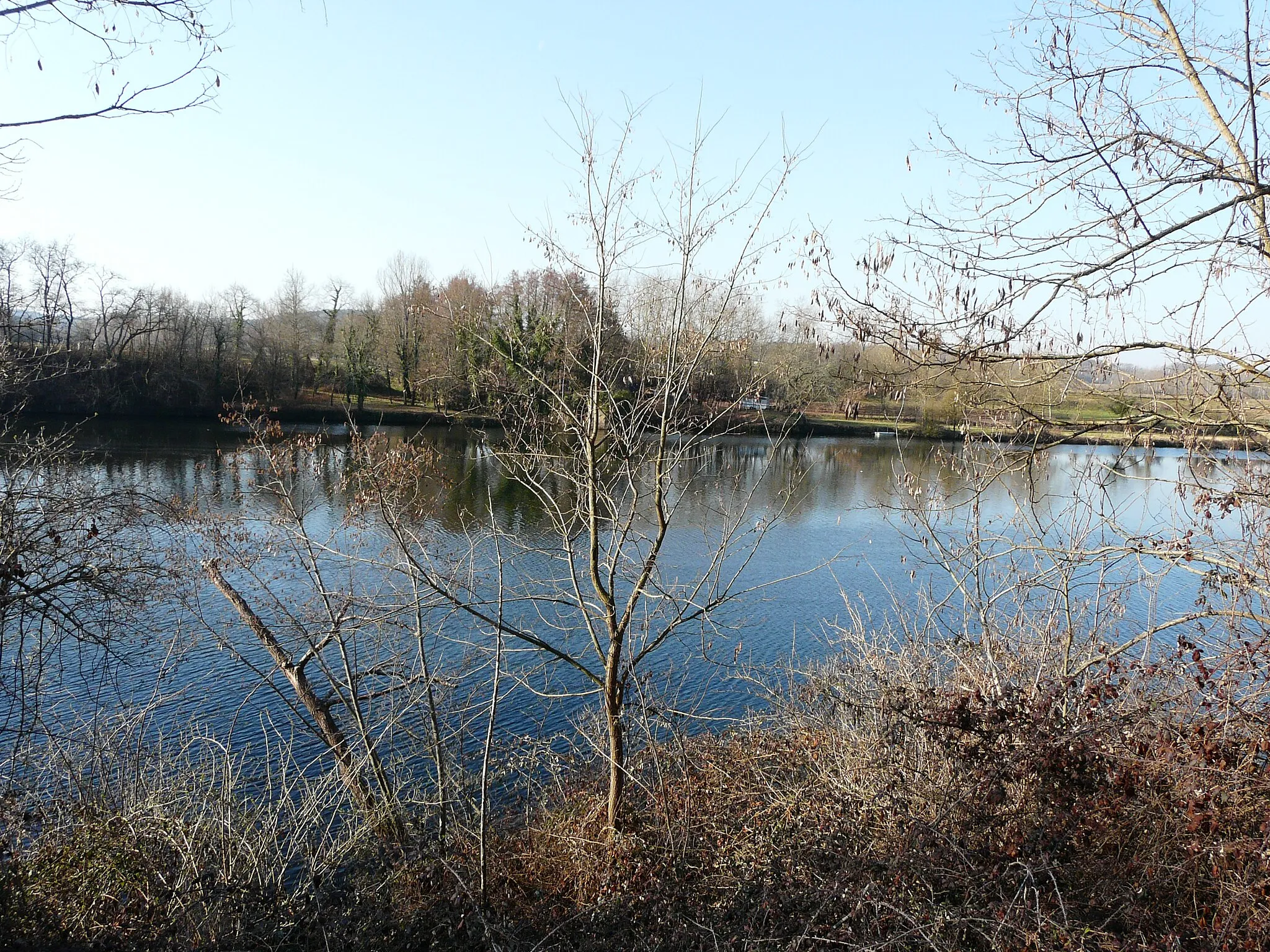 Photo showing: La Dordogne à Baneuil, Dordogne, France. Sur la rive en face, le Port-de-Lanquais, commune de Varennes.