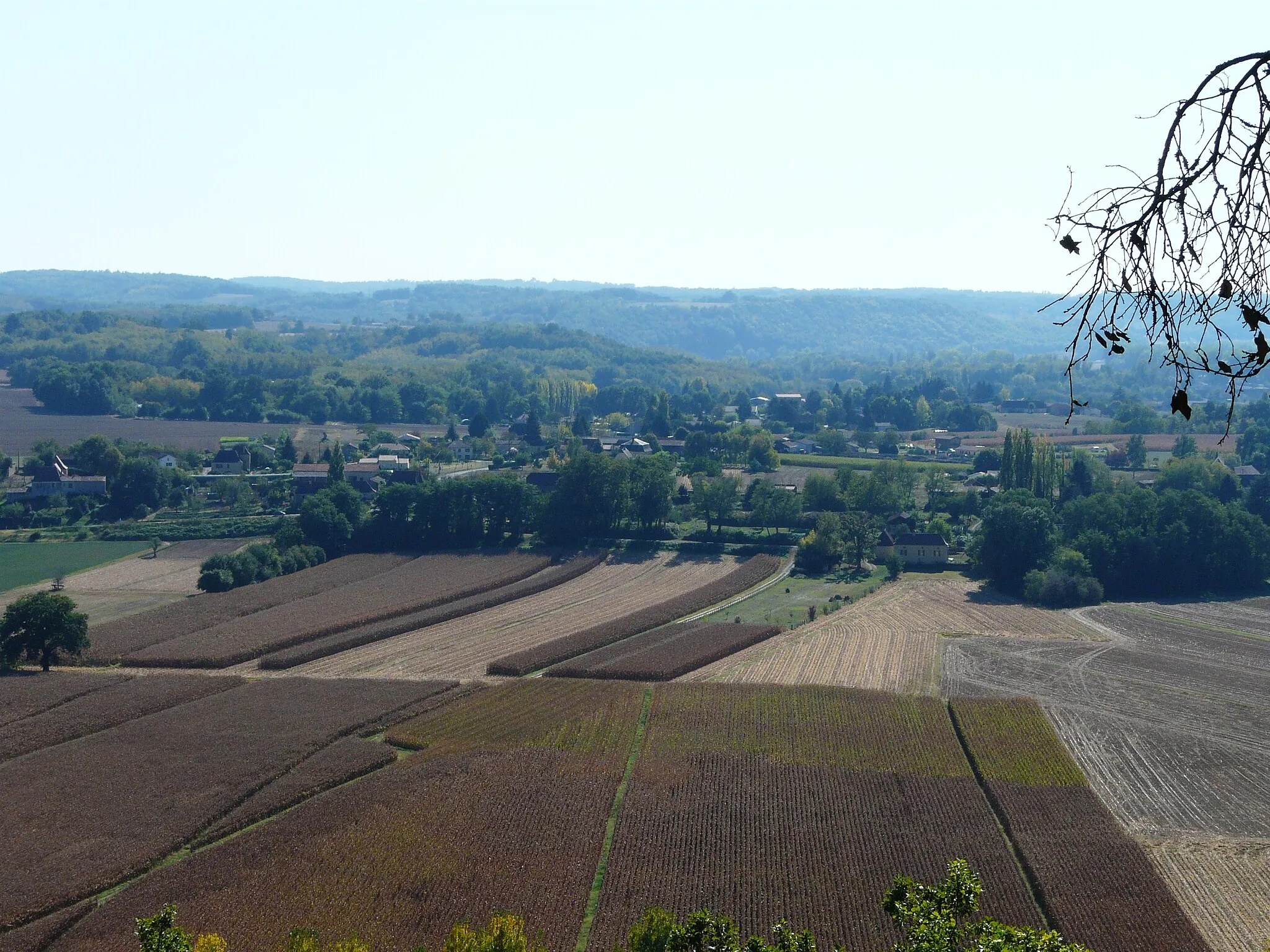 Photo showing: Vue sur la commune de Calès en vallée de la Dordogne, depuis le belvédère du cingle de Trémolat, Dordogne, France.