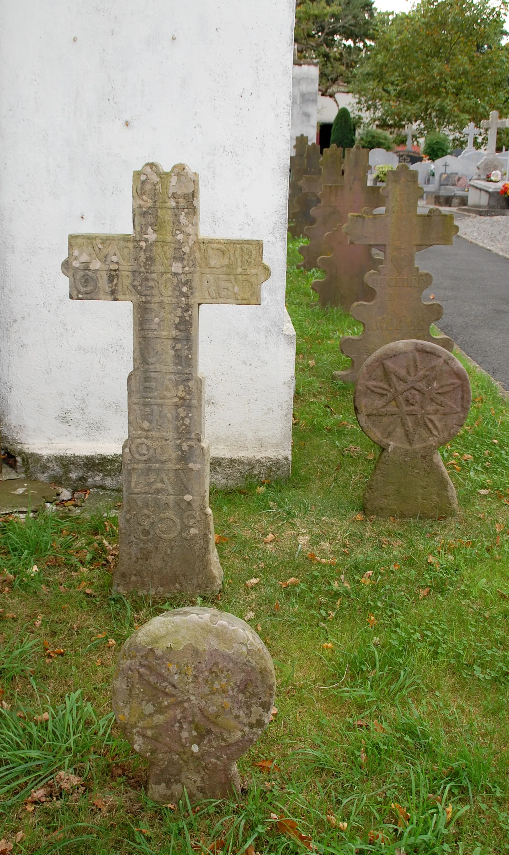 Photo showing: Old crosses and steles in the cemetery of Suhescun.