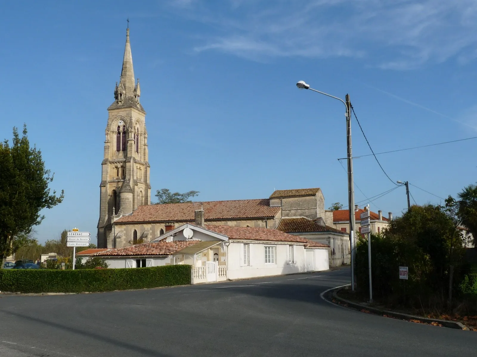 Photo showing: Vue du centre-bourg et église, Saint-Girons-d'Aiguevives, Gironde, France