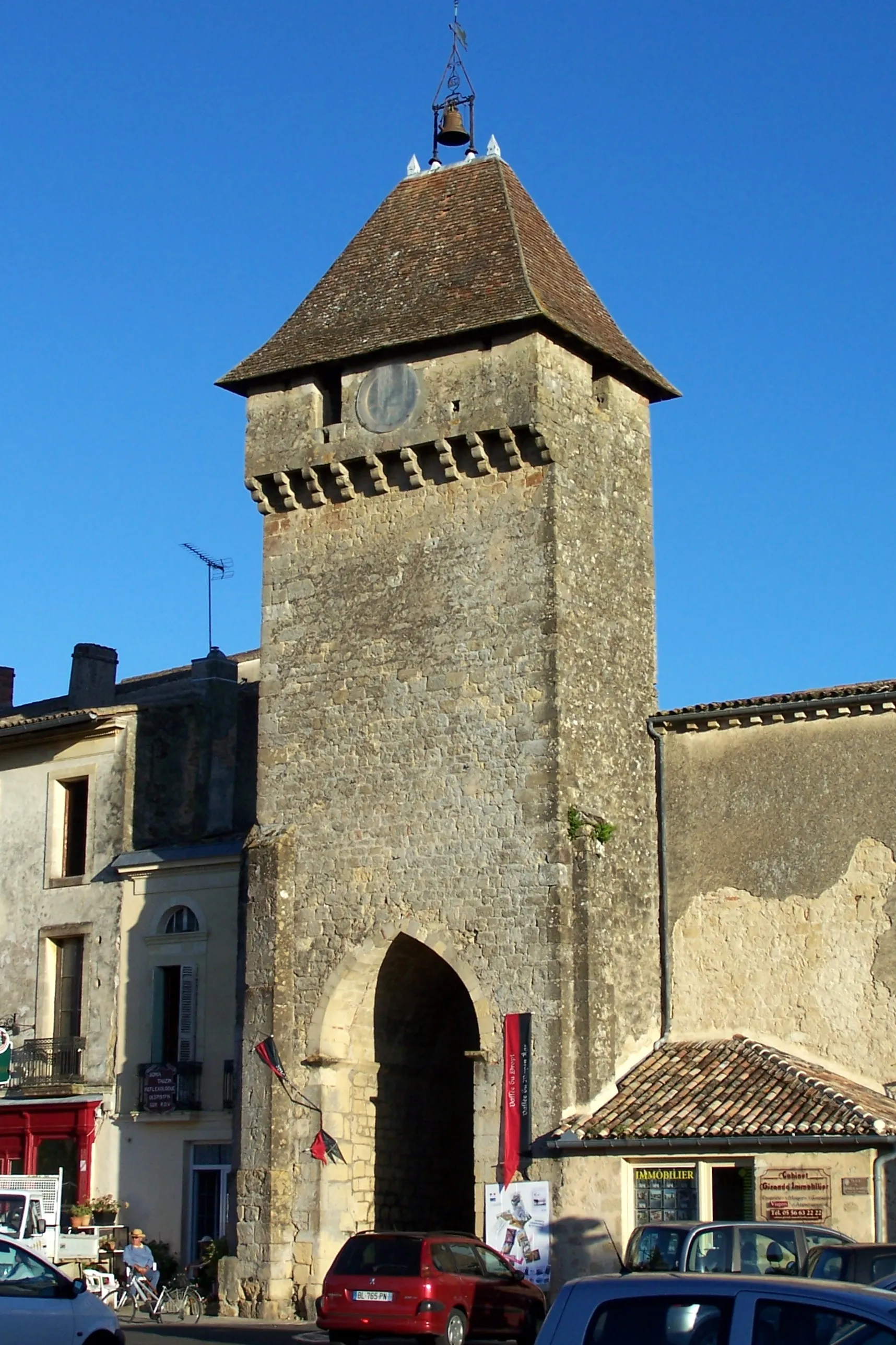 Photo showing: Door of Benauge in Saint-Macaire (Gironde, France)