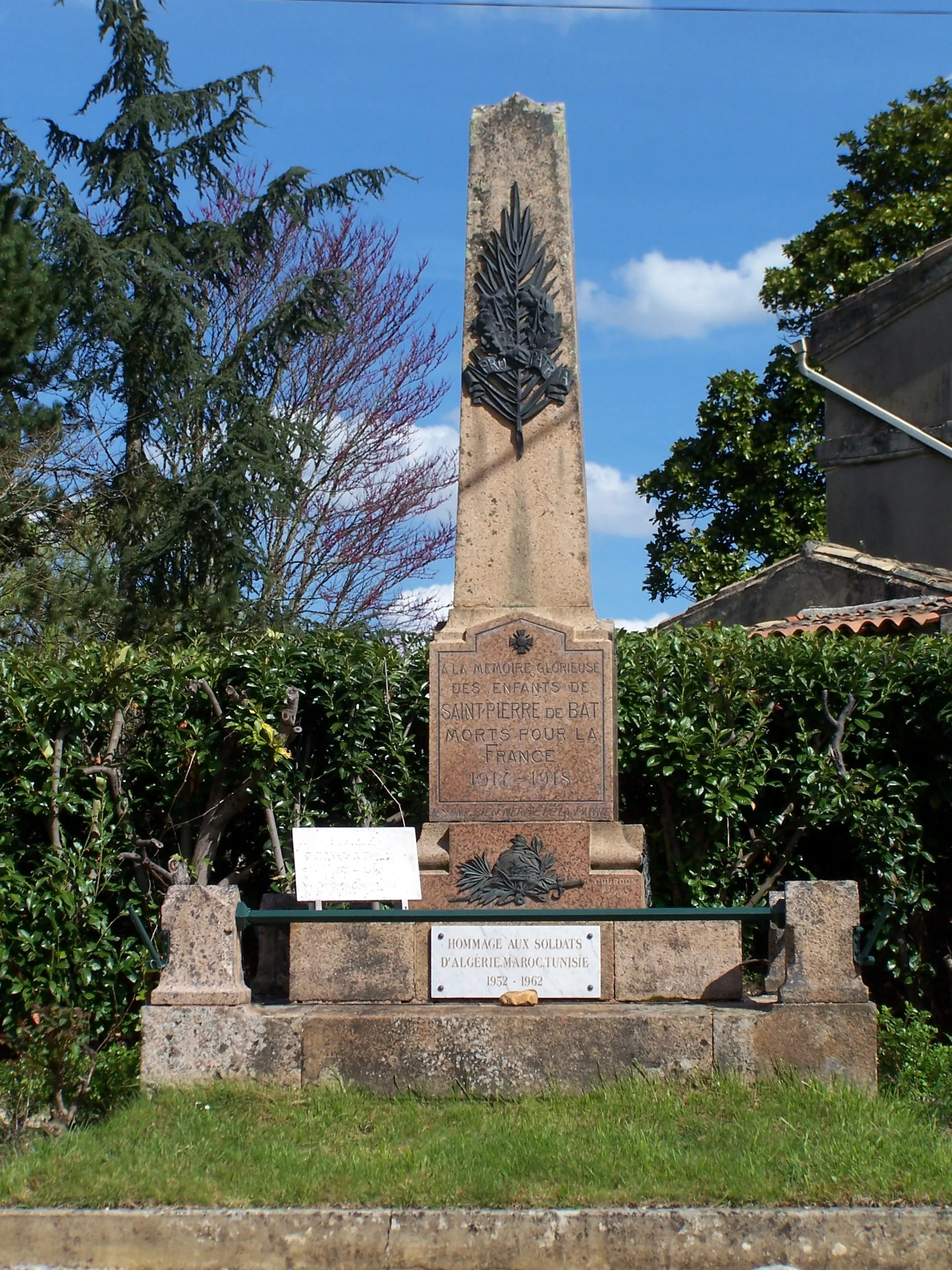 Photo showing: War memorial of Saint-Pierre-de-Bat (Gironde, France)