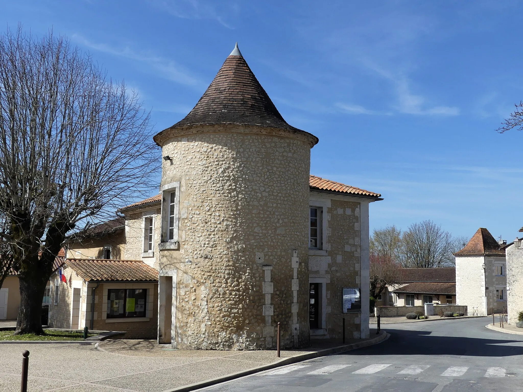 Photo showing: La tour à côté de la mairie, Douchapt, Dordogne, France.