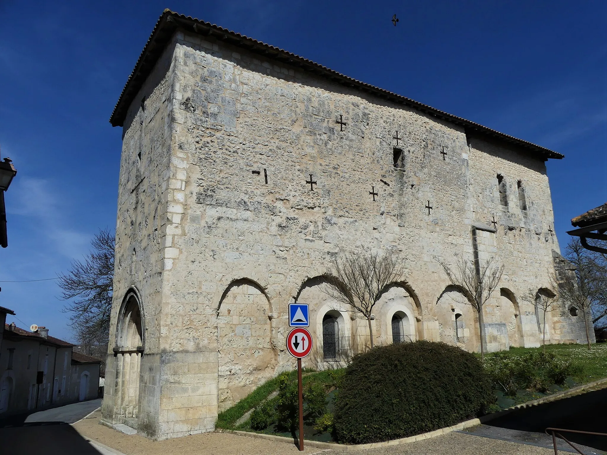 Photo showing: La façade sud de l'église de Douchapt, Dordogne, France.